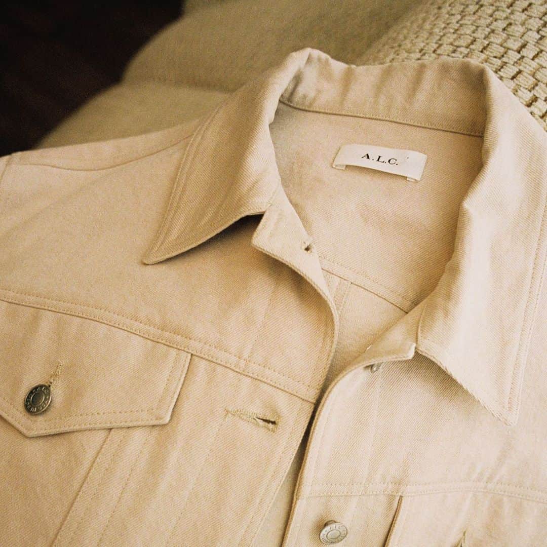 エーエルシーのインスタグラム：「The dreamy neutral hue of our Hansen Jacket, captured by @adrianmartinn at the @santamonicaproper」