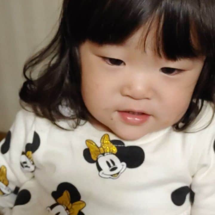 のインスタグラム：「弾丸娘からの歌のプレゼント。 何度も歌ってとリクエストしてたら、最後はちょっとなげやり。  #pwzero1  #弾丸ツインズ #双子」