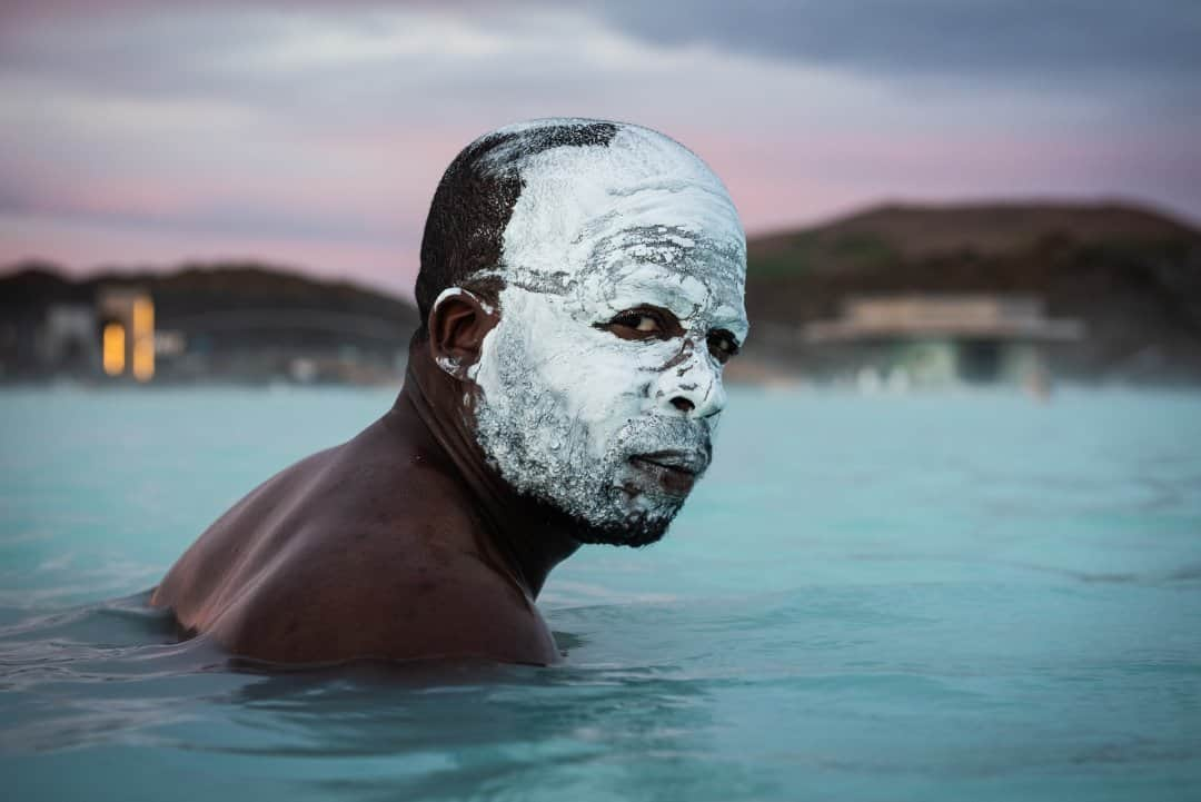 National Geographic Travelさんのインスタグラム写真 - (National Geographic TravelInstagram)「Photo by @laurelchor / Taking a soak in Iceland’s geothermal baths at sunset sort of feels like sinking into a watercolor painting.」3月1日 0時37分 - natgeotravel