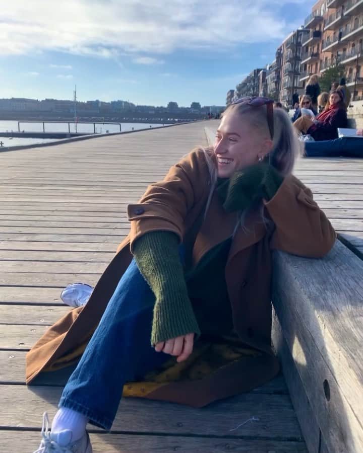 イダ・カーストフのインスタグラム：「Godt vejr = godt humør ☀️ • • #sunday #mood #sun #girl #happy #sunshine #springfeeling #ocean #water」