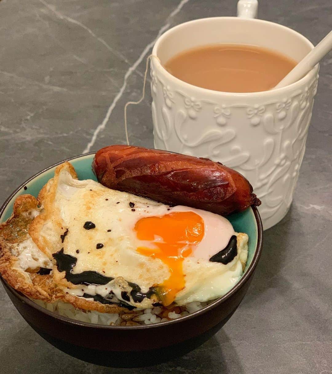 DOMINIQUE ANSEL BAKERYさんのインスタグラム写真 - (DOMINIQUE ANSEL BAKERYInstagram)「Sunday: Wok-fried eggs (must have those crispy edges) with soy sauce and Japanese sausage, strong HK-style milk tea. As usual, cooked one-handed with a wiggly baby in the other.」3月1日 0時39分 - dominiqueansel