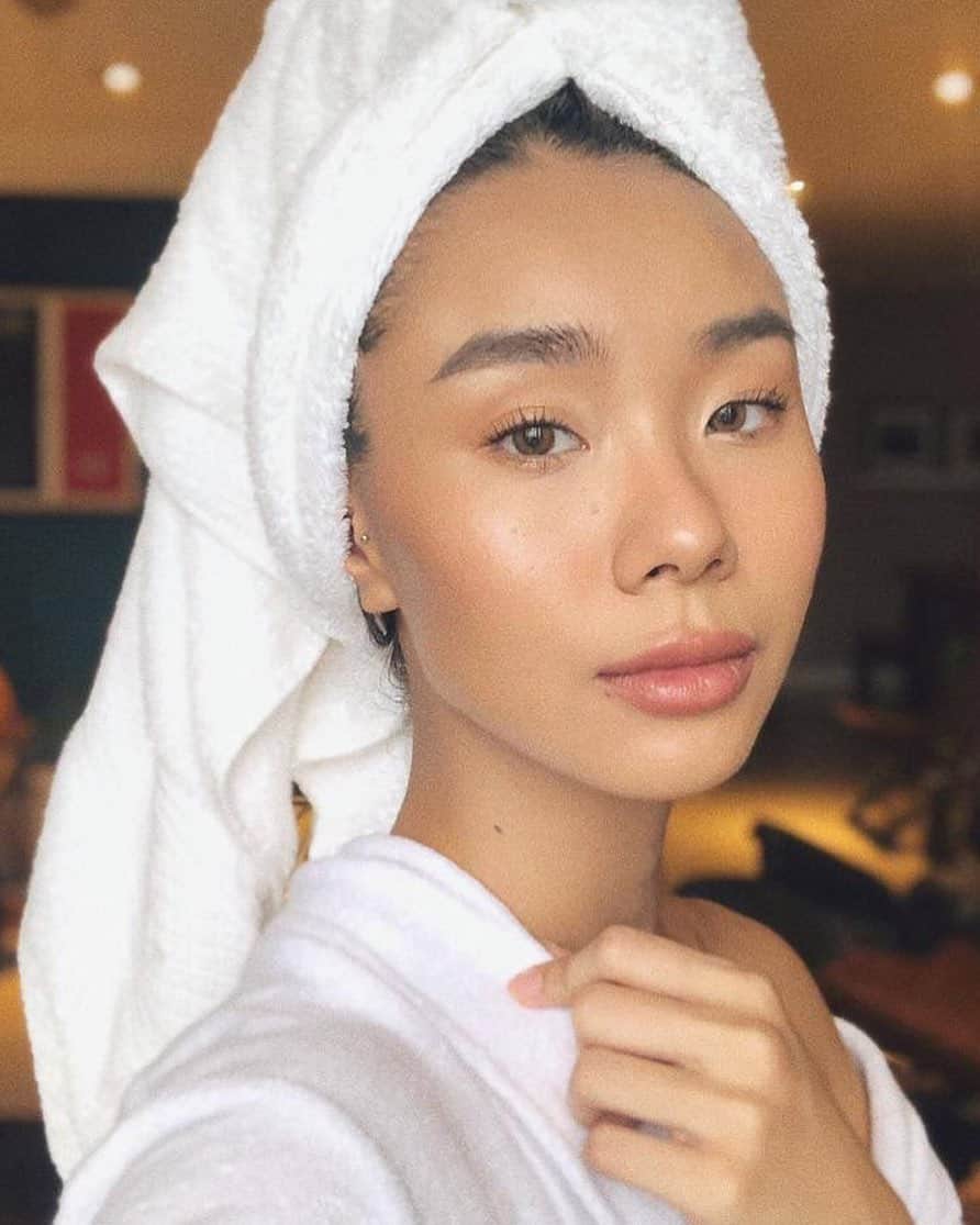 のインスタグラム：「You’ve reached the 1.800.SELF.CARE hotline! At M·A·C, we believe that skincare is self-care. Here’s @zumipau’s #SundaySkincare must-haves for a fresh-out-the-shower, good-for-skin glow:  ✨Fix+ Magic Radiance: adds a boost of radiance and hydrates skin with hyaluronic acid, essential oils and vitamin C 💙Studio Fix Fluid SPF 15: serves up a natural matte finish and immediate and long-term moisture 💄Lip Conditioner: conditions lips, moisturizes and imparts a soft shine  #Regram @maccosmeticsph」