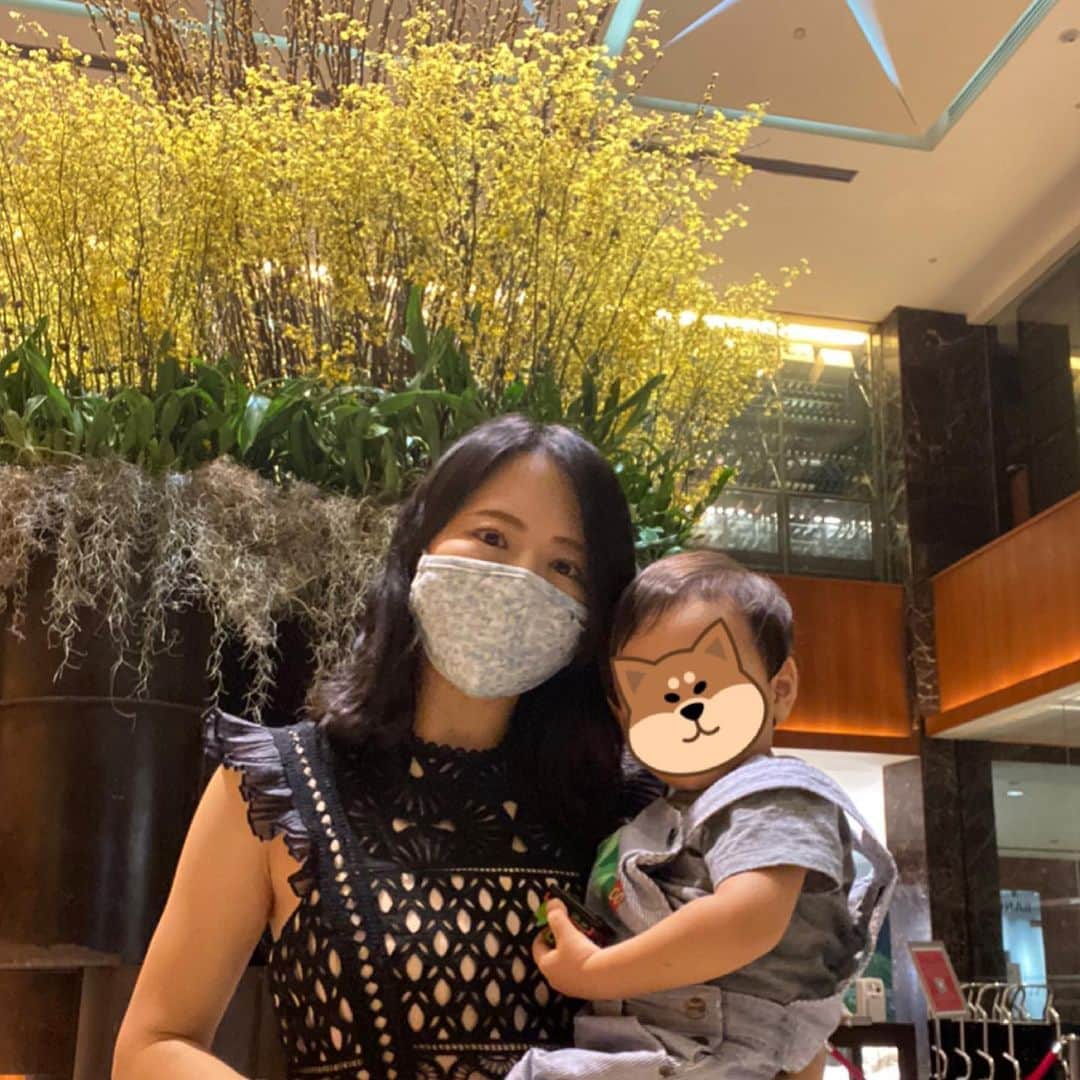 大西蘭のインスタグラム：「・ グランドハイアットでディナー🍽 ・ @styletheorysg のワンピース👗 ・ いつも息子と一緒で、プレグラに行ったり、しゃがんだり、動き回るから、ジーパンかロングスカートを着ているので、短めのワンピースを着ると落ち着かない🤣 ・ でもママもたまにはドレスアップしないとね。 ・ ・ #styletheorysg」