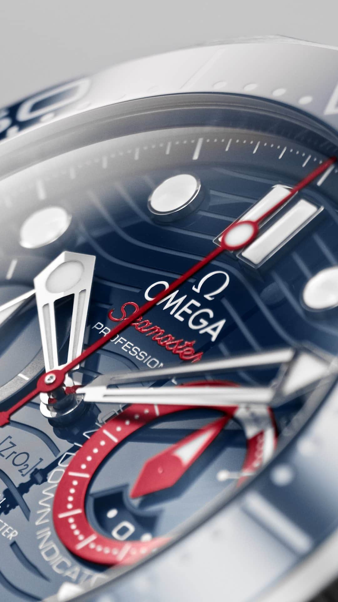 オメガのインスタグラム：「#OMEGAOfficialTimekeeper / #AC36 Some new tech inspired by the “Auld Mug”. Discover our innovative #SeamasterDiver @AmericasCup Chronograph.」