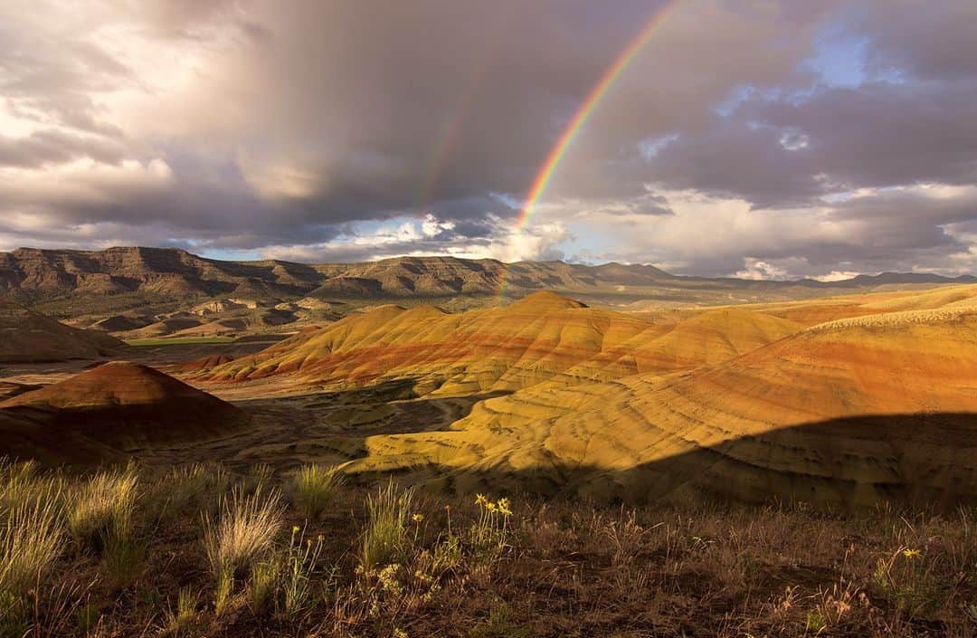 アメリカ内務省さんのインスタグラム写真 - (アメリカ内務省Instagram)「"Double Rainbow! What does it mean?"   Rainbows aren't the only colors you'll find in @JDFossilBedsNPS. Colorful rock formations preserve a world-class record of plant and animal evolution and ecosystems that span 40M years. Pic by Chris Preperato (ShareTheExperience.org). #Oregon #USInterior」3月1日 1時00分 - usinterior