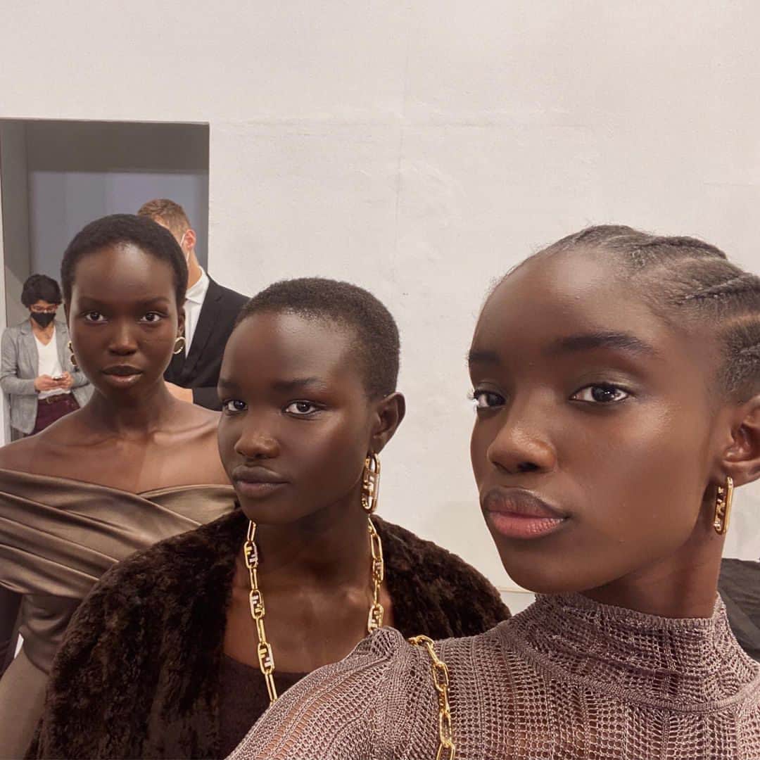 Vogue Beautyのインスタグラム：「Black girl magic backstage at the @Fendi show. Tap the link in our bio to see a roundup of our favorite beauty moments of the week. #repost @akonchangkou」