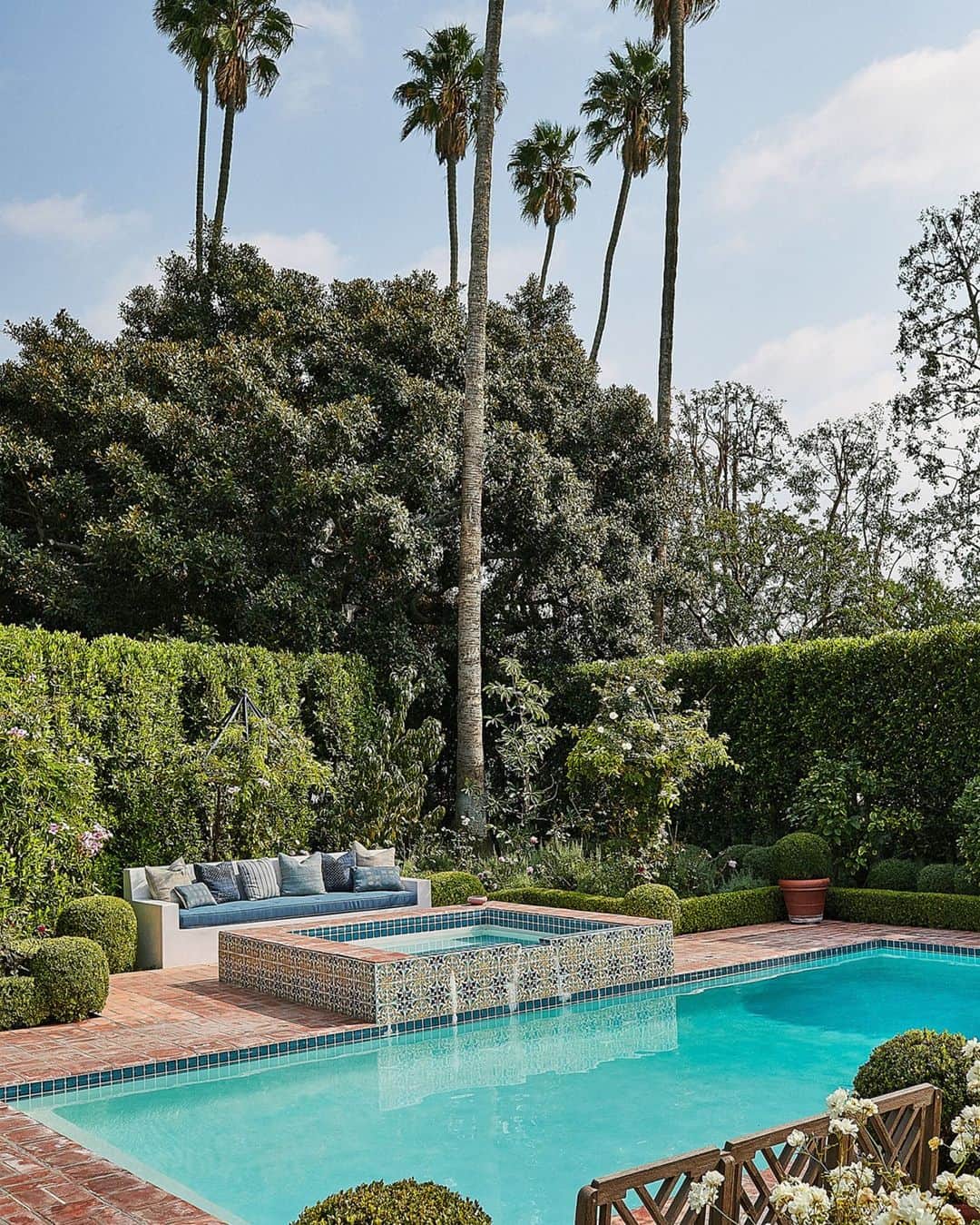 ELLE DECORさんのインスタグラム写真 - (ELLE DECORInstagram)「In the historic Hancock Park neighborhood of Los Angeles, designer Cliff Fong (@cliffspot) transformed a 1920s Mediterranean-style home for his client Sonya Roth, a managing director of Christie’s auction house. By the swimming pool, a custom millwork bench has custom pillows with fabrics from @hollywoodathome, and the Jacuzzi tiles are by @granadatile. Click the link in bio for the full tour as seen in our March 2021 issue. Written by @janellezara, photographed by @wabranowicz.」3月1日 1時00分 - elledecor