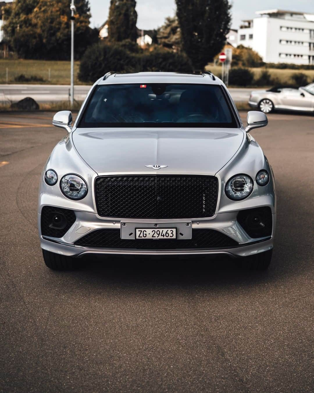 ベントレーさんのインスタグラム写真 - (ベントレーInstagram)「Works well with people. Tech-savvy. Exhilarating performance. The #NewBentayga. #WorldOfBentley _ #Bentley Bentayga V8 WLTP drive cycle: combined fuel consumption: 21.7 mpg (13 l/100 km), combined CO₂: 294 g/km. Photos for @bentleyzug_official by @timm.jpeg」3月1日 1時01分 - bentleymotors