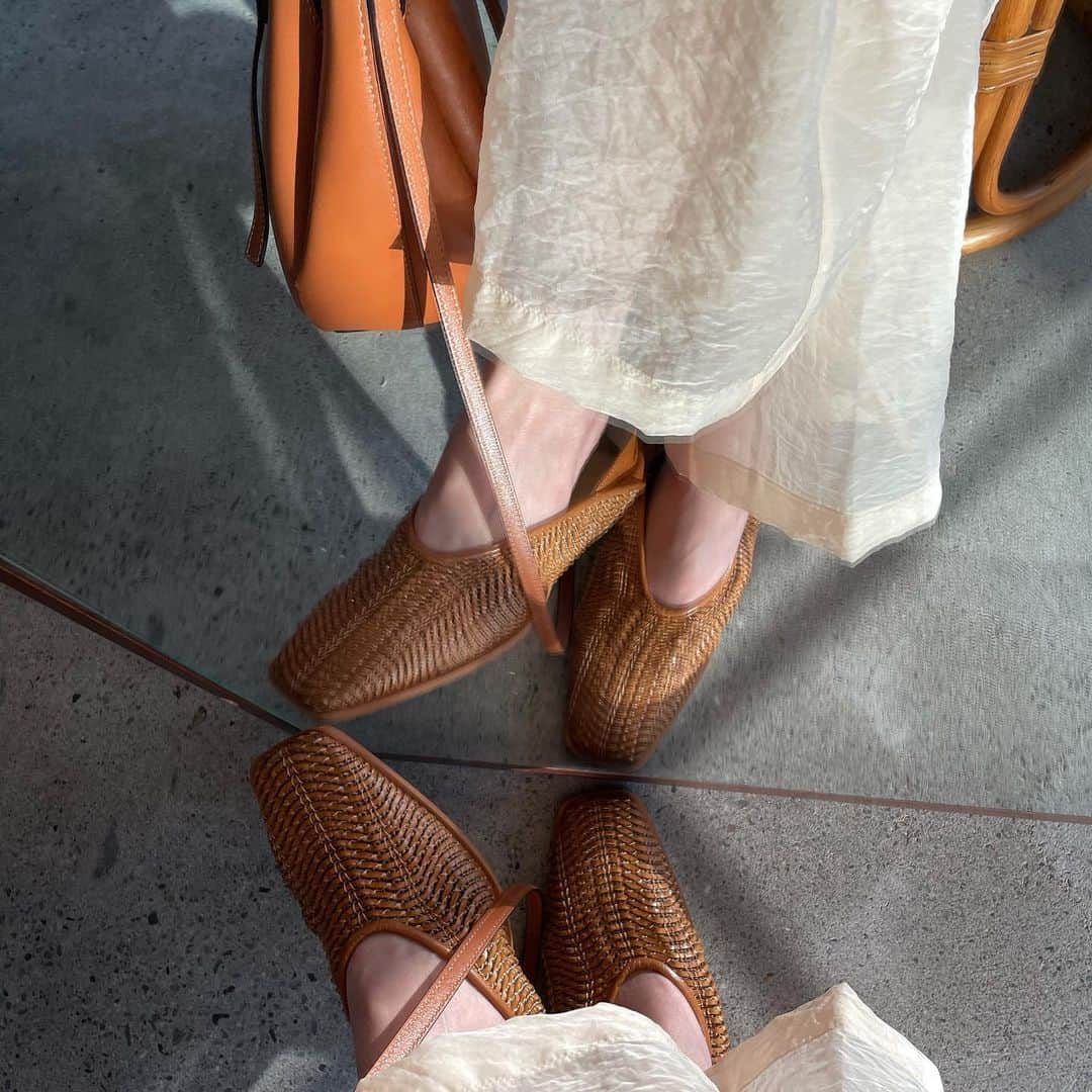 松本恵奈さんのインスタグラム写真 - (松本恵奈Instagram)「こちらの可愛いshoesも1日入荷の新作です⚪️めちゃくちゃ楽ちんで、かかとを踏んで履いたりも出来るので気分に合わせて使ってね♡メッシュの靴、一足あるだけでSS のスタイリングの幅がめちゃくちゃ広がるよ♡ カラーはWHT/BLK/BEGの3色なんだけどどの色も可愛いんだわさ😚⚪️ #clane #1日 #新作」3月1日 1時01分 - ena1123