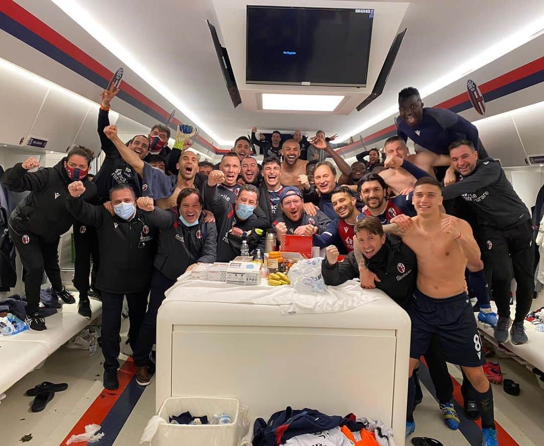 ロレンツォ・デ・シルヴェストリのインスタグラム：「Team Spirit-Win-CleanSheet ✔️ Well Done Guys! 💪🏻⚽️👏🏻 #BolognaLazio #SerieA」