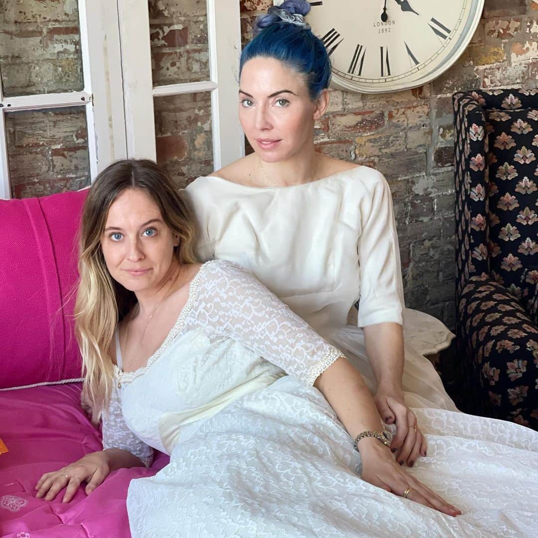 ウィットニー・カミングスのインスタグラム：「Who wants to marry me and @noonerjoy? We are basically a package deal at this point. We were in Salt Lake City so thought we’d take a swing! Thank you Decades for letting us be assholes in your amazing vintage store!」