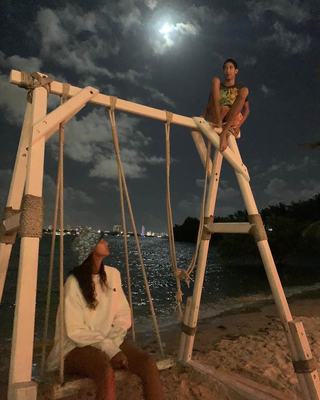 ライス・リベイロのインスタグラム：「❤️🌕❤️」