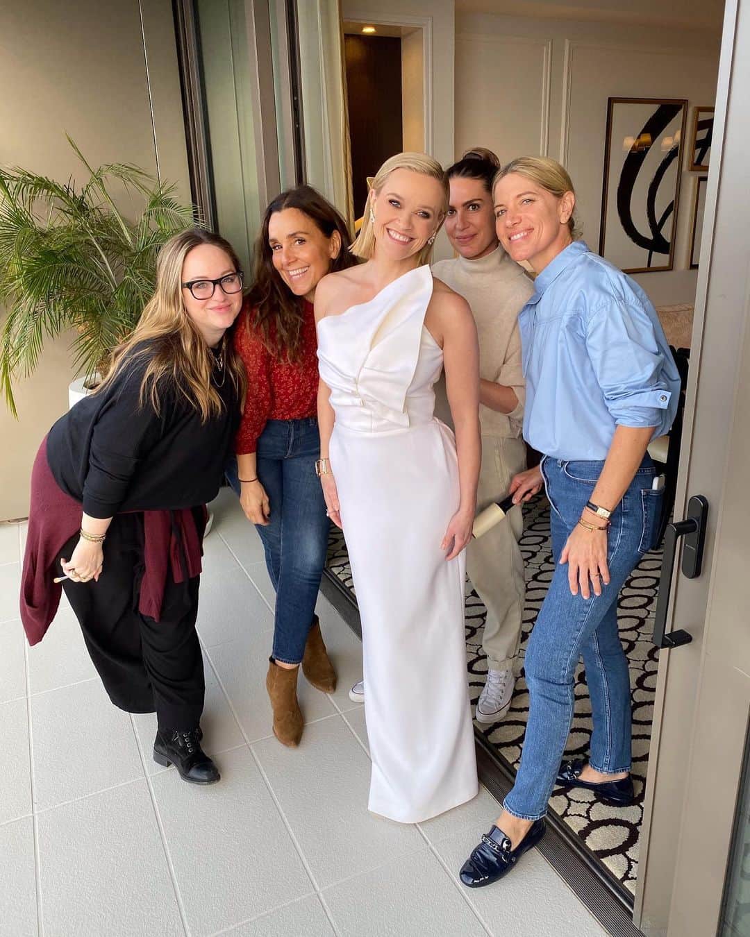 リース・ウィザースプーンのインスタグラム：「Does anybody else look through old photos and think, “remember when we had places to go and friends to see”? I miss playing dress up with this crew! Taken a year ago during awards season ⭐️💫🥂」
