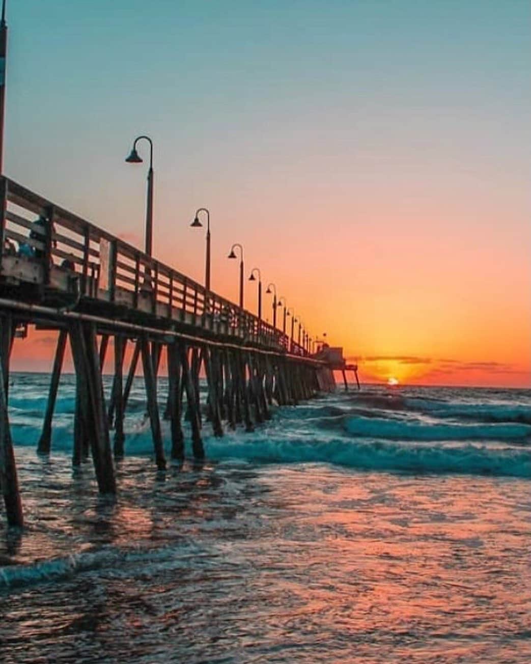 instagoodさんのインスタグラム写真 - (instagoodInstagram)「Hello Everyone! This is Saul Flores (@saul_visuals) and I’m a photographer from beautiful San Diego, CA ! This photo was taken  Christmas Day 2020 and well this was probably one of the craziest sunsets I’ve seen! What made it even better is the story behind this beach. I started photography in 2018 my first camera was a Canon Rebel t6! This beach is where it all started for me. I can’t count how many times I came down to enjoy the sunset next to the pier. Photography has always been that one thing in life that would calm my anxiety and put a smile in my face. I hope I can inspire you with my work! Swipe to see a photo from 2018 at the same beach.」3月1日 1時25分 - instagood