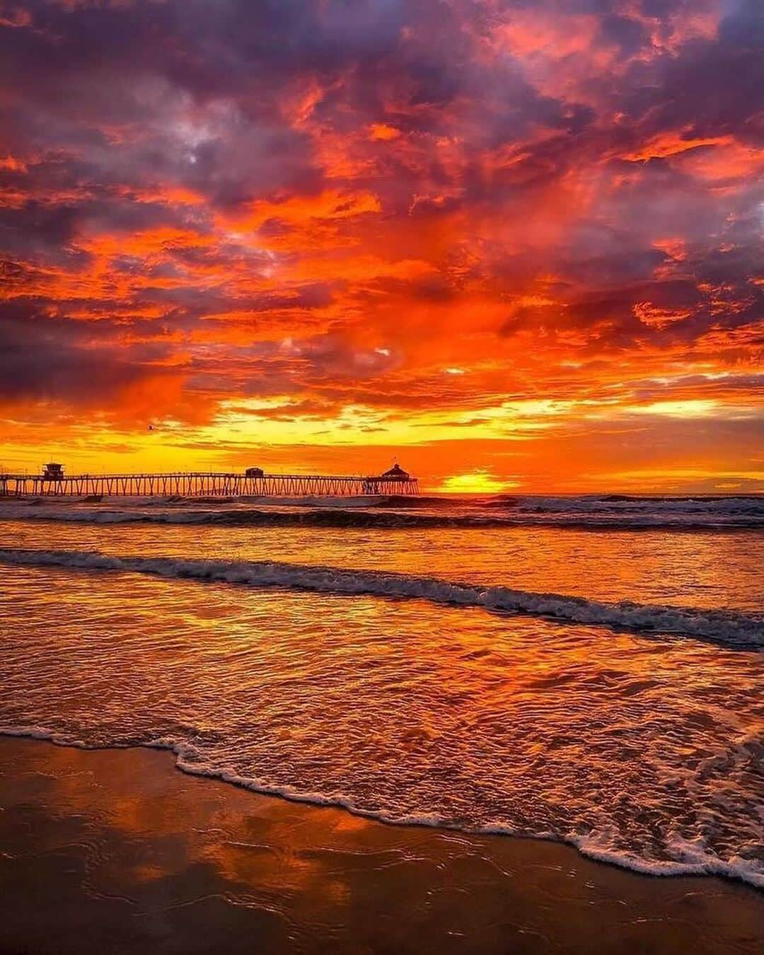 instagoodのインスタグラム：「Hello Everyone! This is Saul Flores (@saul_visuals) and I’m a photographer from beautiful San Diego, CA ! This photo was taken  Christmas Day 2020 and well this was probably one of the craziest sunsets I’ve seen! What made it even better is the story behind this beach. I started photography in 2018 my first camera was a Canon Rebel t6! This beach is where it all started for me. I can’t count how many times I came down to enjoy the sunset next to the pier. Photography has always been that one thing in life that would calm my anxiety and put a smile in my face. I hope I can inspire you with my work! Swipe to see a photo from 2018 at the same beach.」