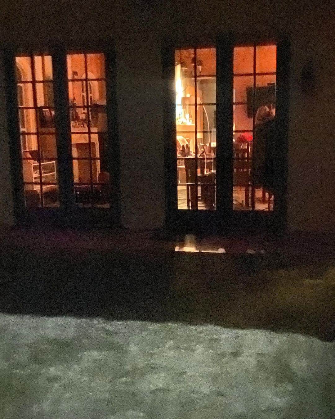 ダン・ブカティンスキーのインスタグラム：「Inside. #moonlight. GNight #saturday」