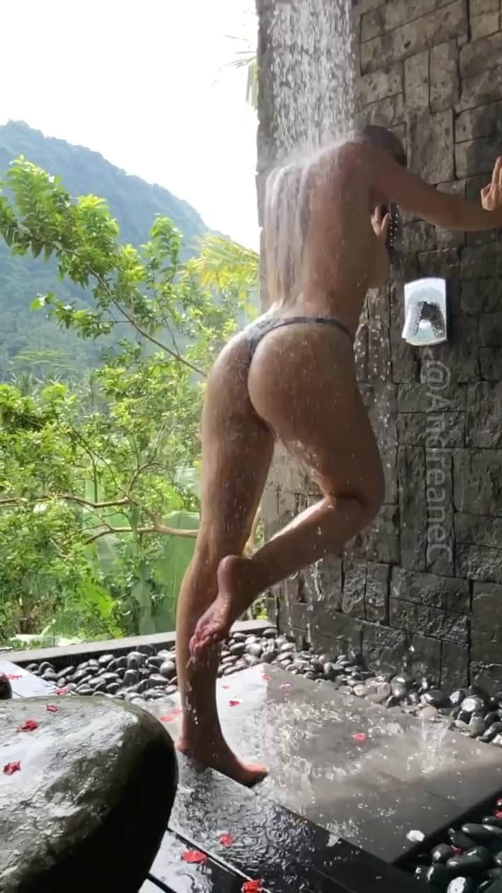 Andreane Chamberlandのインスタグラム：「#bali #baliindonesia  #balilife  #balibody #shower #showertime #showerdesign #indonesia #indonesie #indonésie #balishower」