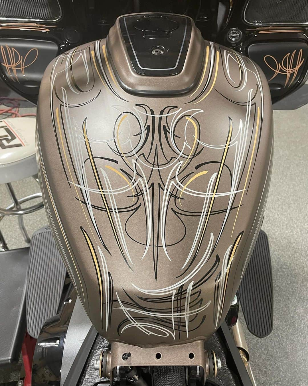 ケアリー・ハートさんのインスタグラム写真 - (ケアリー・ハートInstagram)「@mrozdesigns getting down w/ the striping on my @indianmotorcycle challenger! I’ve always wanted a bike w/ heavy pin striping. Really stoked on how this is coming out. Check out his page. He is seriously talented!」3月1日 1時26分 - hartluck