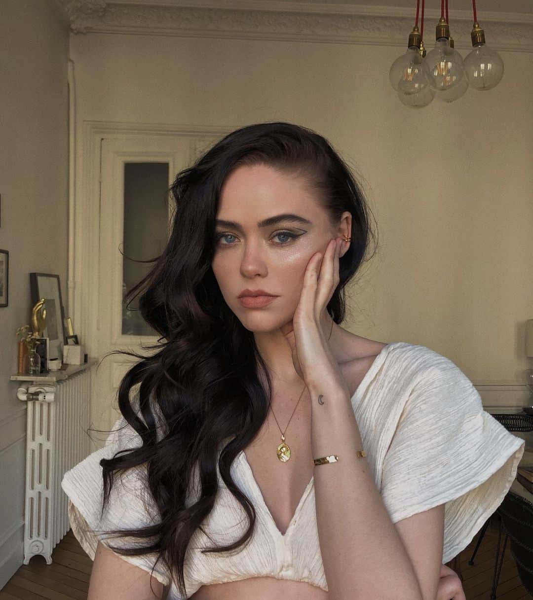 クリスティナ・バザンのインスタグラム：「Have been feeling the gracious presence of Mary Magdalene mentoring me on my journey these last couple of weeks, her soothing over lightning wisdom full of power, humility and compassion. Thank you dear @kaiaraofficial for these stunning totem jewels I cherish with all my heart. I invite you to discover her beautiful ascension technology jewelry line 🪐 And much love from sir @siriusreiko too 🐾」