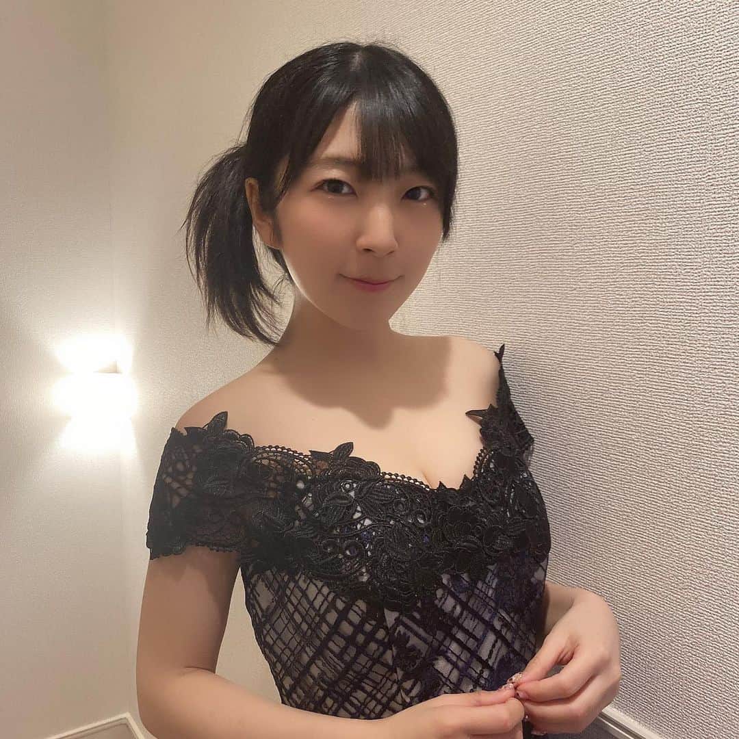 服部彩香のインスタグラム：「可愛いドレスを👗 【@sobre_dress】さんのトリコロールAラインワンピース⭐ 生地もしっかりしていて胸元のレースが可愛い💋 早く撮影会やお仕事できれる機会増えたらいいなぁ☺️ . #sobre #ソブレ #ドレス #トリコロール #モデル #パーティードレス #被写体 #グラドル #ドレスコード #おしゃれ #ワンピース #膝丈ワンピ」