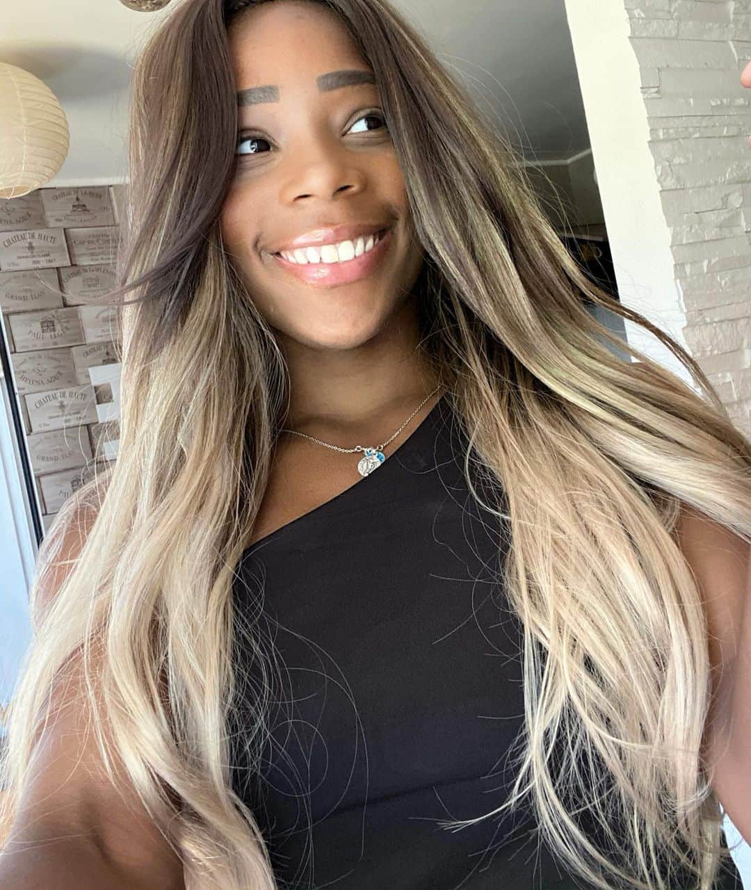 ステラ・アカクポのインスタグラム：「+1 🥂 Avec toi mon seigneur, avec vous ma famille, avec vous mes amis.  Si tu es au bord de ce train avec moi, si j’ai croisé ta route et même si tu as quitté le vagon : je te remercie, parce-que j’ai grandis. 🙏🏽 Reconnaissante pour tout ce que la vie m’offre : ces moments, ces déceptions, ces expériences et ces partages qui font ce que je suis aujourd’hui : plus forte, plus humble et surtout plus sage et grandis qu’hier 🤍 #blessed」