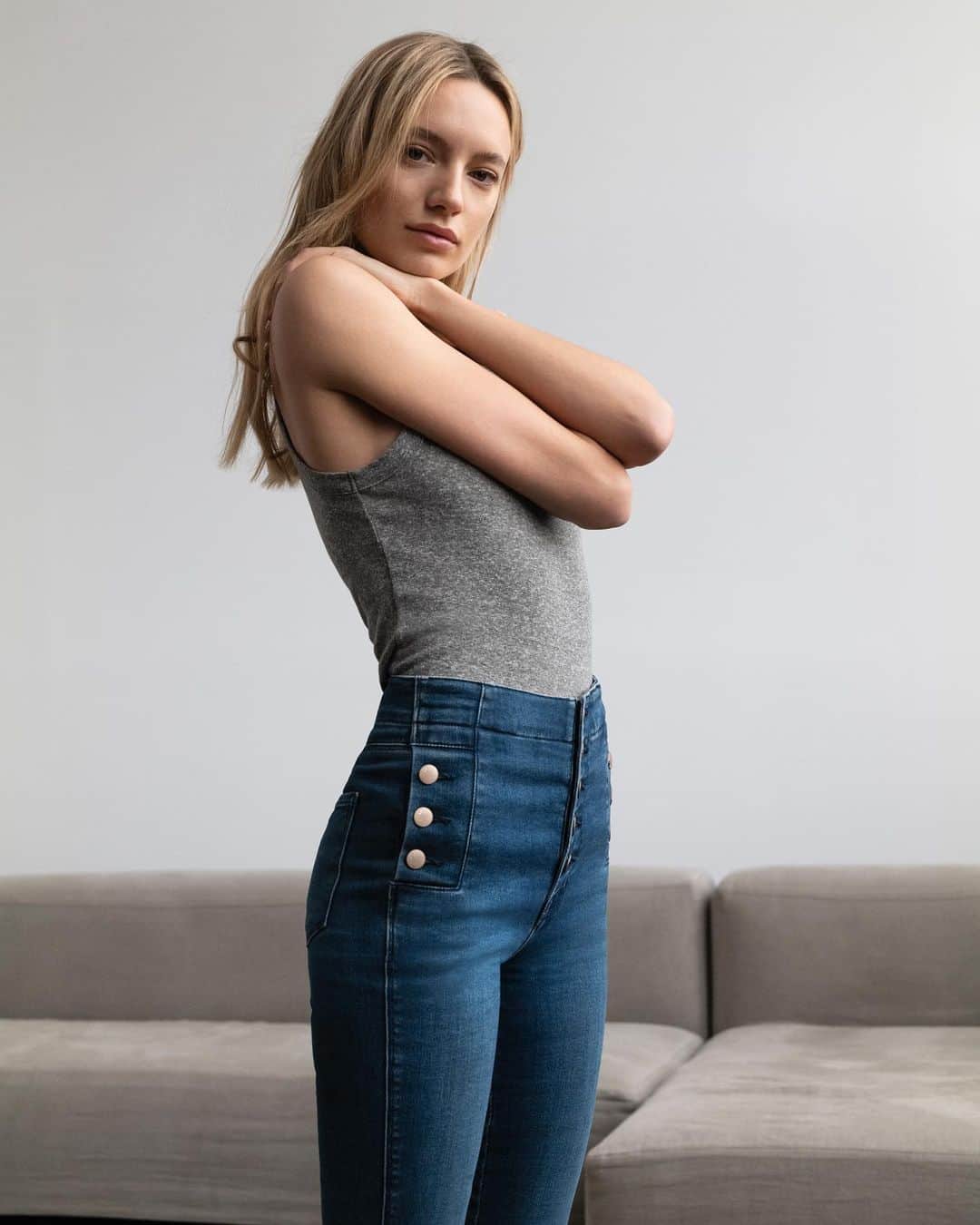 Jブランドのインスタグラム：「The J BRAND site will be on hiatus as of April 1. Our social channels are taking some time off, too, starting tonight. You can start shopping J BRAND styles on our sister site Theory.com. You can also follow Theory on social to keep in touch. Thank you for your friendship and loyalty – we can’t wait to see you again.  With love, J BRAND」