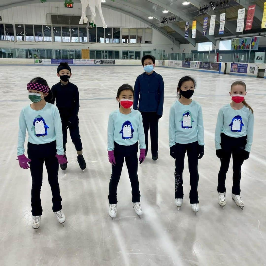 ヴィクトール・ファイファーのインスタグラム：「Sunday morning skating skill class. So many penguins.. coincidence?」