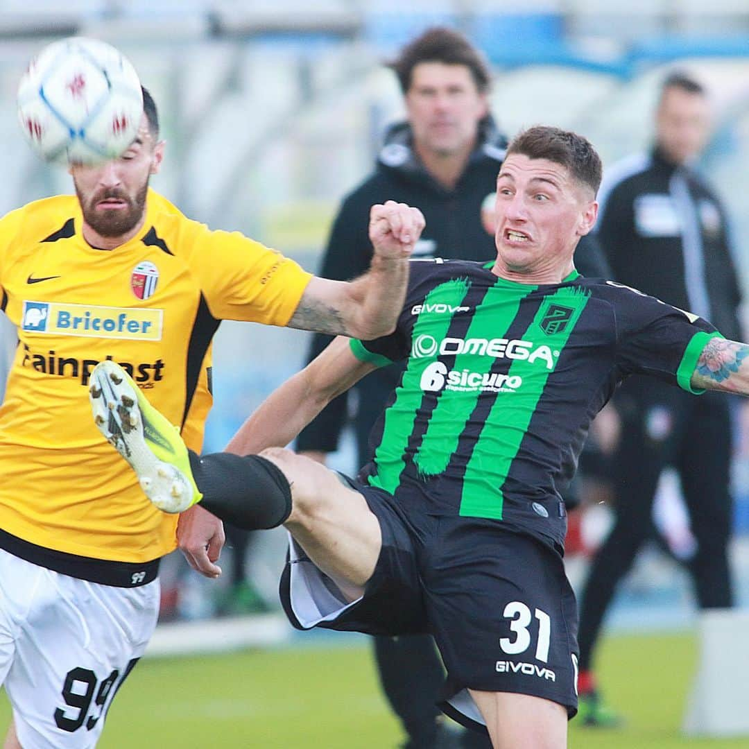 ミケーレ・カンポレーゼのインスタグラム：「Nel calcio ci sono i momenti , e il punto di ieri per il nostro momento è sicuramente positivo . Forza ramarri ! 🦎🟢⚫️ #serieb#PNAscoli#stadiotheghil#Lignano#picoftheday#pordenonecalcio#ramarri#MC31」