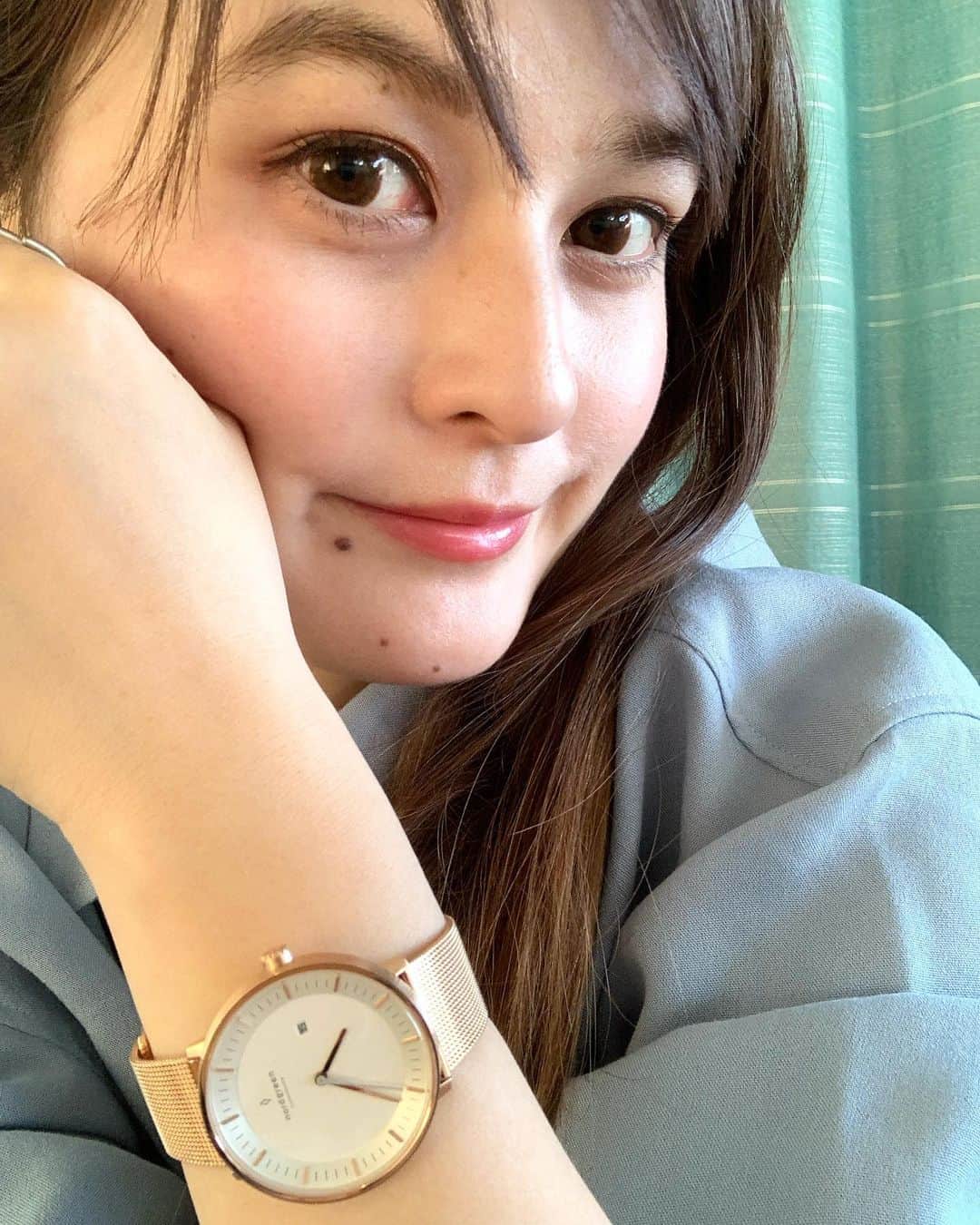 のインスタグラム：「今日もお出かけの時に#nordgreen(@nordgreenofficial_japan)をつけてます💓 ・ ゴールドだから何にでも合うし、購入すると同時に世界で困っている人にお水を寄付できたり、教育費を提供できるんです💓箱もエコでただ可愛い時計だけじゃないのかいいですよね👏✨ ・ 前にも書きましたがクーポンコード『okka』を入れると3/31まで15%OFFが有効になります💓 URLをトップに貼ってるので是非見てみてください❣️ ・・・ @nordgreenofficial_japan @nordgreenofficial #nordgeen #ノードグリーン#時計」