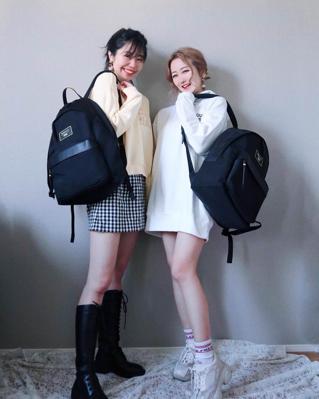 中島奈津希のインスタグラム：「👭🏻💭🎒💎﻿ ﻿ ﻿ ﻿ ﻿ 今日はお姉(@nakajima_ayano )と﻿ 朝からバタバタな一日を過ごしてるのだけど、﻿ ずーーーっと楽しみにしていた事を﻿ やっと言えそうなのでまたお知らせするね🤭❤️﻿ ﻿ ﻿ ﻿ ﻿ ﻿ ﻿ そして！﻿ 最近めちゃくちゃ使ってる﻿ #メトロシティ (@metrocity.japan )の#リュックサック を使って﻿ 姉妹でコーデを組んでみたよ👭🏻💭🎒❤️﻿ ﻿ 荷物が多い日に使ってるのだけど、﻿ いっぱい入るし、﻿ ポケットもあるから小さなものが迷子にならない。笑﻿ ﻿ ﻿ ﻿ ﻿ ﻿ キラキラのイヤーカフも#METROCITY 😍✨﻿ ﻿ METROCITYの、イタリアのクラフトマンシップが美しいジュエリーが日本でも発売スタートしたんだって😍✨💎﻿ ﻿ 他にもピアスとか可愛いアイテムがあったから﻿ 良かったらみてみてね👀💭❤️❤️﻿ ﻿ ﻿ ﻿ ﻿ ﻿ 個人的には、﻿ 3枚目のどんな状態？！な写真がお気に入り😂😂👭🏻笑﻿ みんなは何枚目の写真が好き？？笑﻿ ﻿ ☁️☁️☁️☁️☁️☁️☁️☁️☁️☁️☁️☁️☁️☁️☁️☁️﻿ #中島姉妹　#姉妹コーデ#シミラールック　﻿ #MetroCity#MetroCityMilano#ad ﻿ #メトロシティ#メトロシティジャパン」