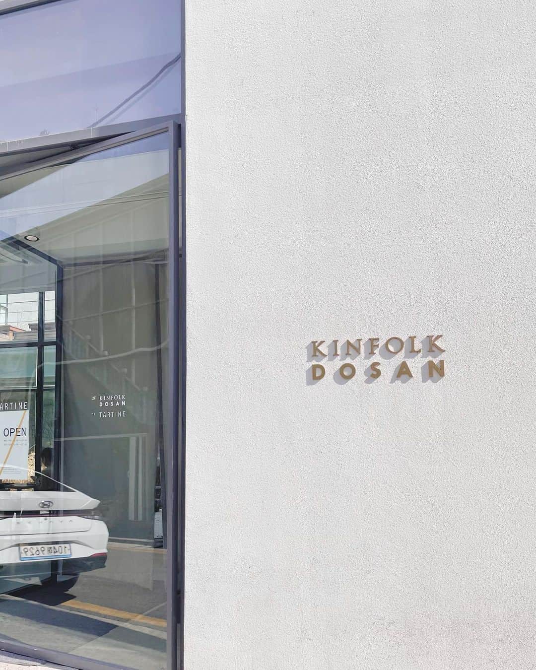 Lilmeのインスタグラム：「다음에는 여기에 가 보고 싶다🕊 @kinfolk_dosan ﻿ 압구정は東京でいうと青山みたいな感じの雰囲気の街！！ファッションやカフェもいろんなスタイルで溢れていて、見てるだけで楽しかった！行ってみたいお店をたくさん見つけました！そのひとつはコチラです🤍﻿ 「韓国のカフェやファッションが気になる」って声が多かったのでインスタで紹介していきますね🇰🇷😊！﻿ ﻿ ﻿ ﻿ ﻿ ﻿ ﻿ ﻿ ﻿ #압구정#일본#일본인#일본여행#인테리어#헤어스타일#유학#거울샷#메이크업#뷰티스타그램 #셀카#얼스타그램#카페#카페스타그램#카페투어#예쁜카페#맛집투어#분위기좋은카페#압구정#강남#韓国#韓国留学#韓国ファッション#韓国カフェ#韓国メイク#韓国コスメ#韓国メイク#韓国コスメ#カフェ#美術館#インテリア#カフェ巡り#カフェスタグラム」