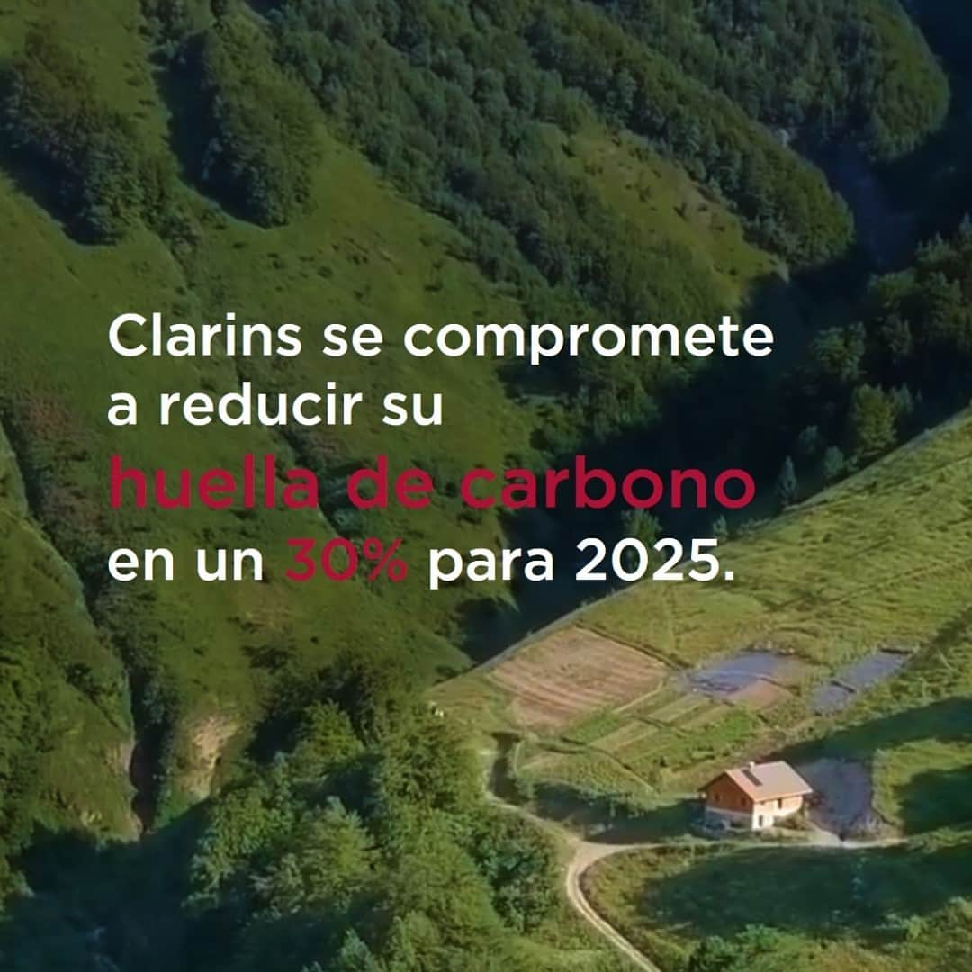 Clarins Españaのインスタグラム：「En Clarins, esperamos transmitir a las generaciones futuras el planeta más bello posible ➡️ Para ello, llevamos a cabo acciones para para reducir los gases de efecto invernadero y optimizar los recursos naturales. 🌱  El futuro de la belleza responsable comienza ahora y nuestra misión es protegerlo. 😍  #Clarins #ClarinsWeCare」