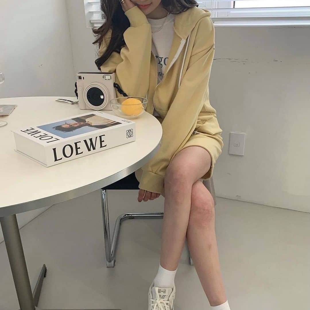 ハルハルさんのインスタグラム写真 - (ハルハルInstagram)「インスタントカメラブームの火付け役📷 #instax ♡  あんにょんー！ ハルハル編集部のayuです🥑  今日は韓国女子にずーっと人気なinstaxを紹介します💕  日本でもハマってる人はいると思うけど instax、とにかく韓国女子に大人気！  スマホで撮る写真もいいけど チェキは特別感が増していいですよね🌷  色々なデザインがあるのも嬉しいポイント✩⡱  韓国女子の間では定番のminiと 最近出たSQUARE SQ1が人気みたいです♡  チェキアルバムを作るのも楽しそう〜！  気になった人はぜひチェックしてみてね💕  ┈┈┈┈┈┈┈┈┈┈┈┈┈┈┈┈┈┈┈﻿  今回の可愛いお写真は、﻿ 以下の方からお借りしています♡﻿ ‌﻿ Thanks for… ‌﻿  @haeminik 님 @you_vely1 님 @se2ize 님 @ckk_pic さま @1ddeng2 님 @realsoyoung 님  ┈┈┈┈┈┈┈┈┈┈┈┈┈┈┈┈┈┈┈  #ハルスタ や #ハルハル をタグ付けしていただくと、 ハルハルの記事やInstagramに投稿させていただくために ハルハルからご連絡させていただく場合がございます  #하루스타 #하루하루 를 태그하시면 하루하루의 기사와 인스타그램에서 사용할 경우가 있습니다. 사용하기 전에 하루하루로부터 연락을 드리겠습니다.  ┈┈┈┈┈┈┈┈┈┈┈┈┈┈┈┈┈┈┈  #韓国 #韓国情報 #チェキ #エモい #エモい写真 #カメラ #カメラのある生活 #カメラ好きな人と繋がりたい #写ルンです #Kodak #インスタントカメラ #デジカメ #写ルンですのある生活 #推しのいる生活 #オタ活 #海外トレンド #jkブランド #アオハル #fjkの素敵な思い出 #instaxmini #インスタックス #インスタックスミニ #instaxsquare #写ルンです女子」2月28日 17時00分 - haruharu_furyu