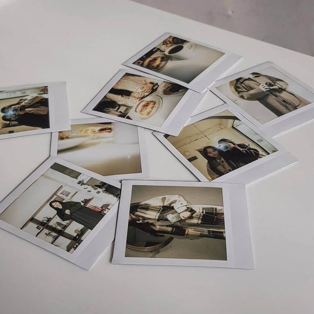 ハルハルさんのインスタグラム写真 - (ハルハルInstagram)「インスタントカメラブームの火付け役📷 #instax ♡  あんにょんー！ ハルハル編集部のayuです🥑  今日は韓国女子にずーっと人気なinstaxを紹介します💕  日本でもハマってる人はいると思うけど instax、とにかく韓国女子に大人気！  スマホで撮る写真もいいけど チェキは特別感が増していいですよね🌷  色々なデザインがあるのも嬉しいポイント✩⡱  韓国女子の間では定番のminiと 最近出たSQUARE SQ1が人気みたいです♡  チェキアルバムを作るのも楽しそう〜！  気になった人はぜひチェックしてみてね💕  ┈┈┈┈┈┈┈┈┈┈┈┈┈┈┈┈┈┈┈﻿  今回の可愛いお写真は、﻿ 以下の方からお借りしています♡﻿ ‌﻿ Thanks for… ‌﻿  @haeminik 님 @you_vely1 님 @se2ize 님 @ckk_pic さま @1ddeng2 님 @realsoyoung 님  ┈┈┈┈┈┈┈┈┈┈┈┈┈┈┈┈┈┈┈  #ハルスタ や #ハルハル をタグ付けしていただくと、 ハルハルの記事やInstagramに投稿させていただくために ハルハルからご連絡させていただく場合がございます  #하루스타 #하루하루 를 태그하시면 하루하루의 기사와 인스타그램에서 사용할 경우가 있습니다. 사용하기 전에 하루하루로부터 연락을 드리겠습니다.  ┈┈┈┈┈┈┈┈┈┈┈┈┈┈┈┈┈┈┈  #韓国 #韓国情報 #チェキ #エモい #エモい写真 #カメラ #カメラのある生活 #カメラ好きな人と繋がりたい #写ルンです #Kodak #インスタントカメラ #デジカメ #写ルンですのある生活 #推しのいる生活 #オタ活 #海外トレンド #jkブランド #アオハル #fjkの素敵な思い出 #instaxmini #インスタックス #インスタックスミニ #instaxsquare #写ルンです女子」2月28日 17時00分 - haruharu_furyu