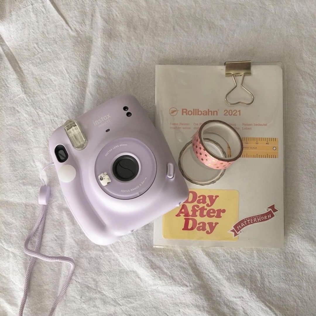 ハルハルさんのインスタグラム写真 - (ハルハルInstagram)「インスタントカメラブームの火付け役📷 #instax ♡  あんにょんー！ ハルハル編集部のayuです🥑  今日は韓国女子にずーっと人気なinstaxを紹介します💕  日本でもハマってる人はいると思うけど instax、とにかく韓国女子に大人気！  スマホで撮る写真もいいけど チェキは特別感が増していいですよね🌷  色々なデザインがあるのも嬉しいポイント✩⡱  韓国女子の間では定番のminiと 最近出たSQUARE SQ1が人気みたいです♡  チェキアルバムを作るのも楽しそう〜！  気になった人はぜひチェックしてみてね💕  ┈┈┈┈┈┈┈┈┈┈┈┈┈┈┈┈┈┈┈﻿  今回の可愛いお写真は、﻿ 以下の方からお借りしています♡﻿ ‌﻿ Thanks for… ‌﻿  @haeminik 님 @you_vely1 님 @se2ize 님 @ckk_pic さま @1ddeng2 님 @realsoyoung 님  ┈┈┈┈┈┈┈┈┈┈┈┈┈┈┈┈┈┈┈  #ハルスタ や #ハルハル をタグ付けしていただくと、 ハルハルの記事やInstagramに投稿させていただくために ハルハルからご連絡させていただく場合がございます  #하루스타 #하루하루 를 태그하시면 하루하루의 기사와 인스타그램에서 사용할 경우가 있습니다. 사용하기 전에 하루하루로부터 연락을 드리겠습니다.  ┈┈┈┈┈┈┈┈┈┈┈┈┈┈┈┈┈┈┈  #韓国 #韓国情報 #チェキ #エモい #エモい写真 #カメラ #カメラのある生活 #カメラ好きな人と繋がりたい #写ルンです #Kodak #インスタントカメラ #デジカメ #写ルンですのある生活 #推しのいる生活 #オタ活 #海外トレンド #jkブランド #アオハル #fjkの素敵な思い出 #instaxmini #インスタックス #インスタックスミニ #instaxsquare #写ルンです女子」2月28日 17時00分 - haruharu_furyu