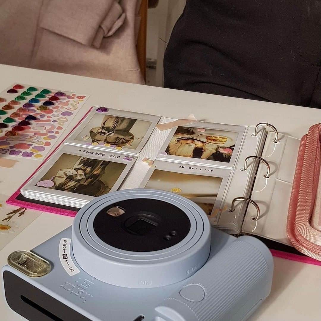 ハルハルさんのインスタグラム写真 - (ハルハルInstagram)「インスタントカメラブームの火付け役📷 #instax ♡  あんにょんー！ ハルハル編集部のayuです🥑  今日は韓国女子にずーっと人気なinstaxを紹介します💕  日本でもハマってる人はいると思うけど instax、とにかく韓国女子に大人気！  スマホで撮る写真もいいけど チェキは特別感が増していいですよね🌷  色々なデザインがあるのも嬉しいポイント✩⡱  韓国女子の間では定番のminiと 最近出たSQUARE SQ1が人気みたいです♡  チェキアルバムを作るのも楽しそう〜！  気になった人はぜひチェックしてみてね💕  ┈┈┈┈┈┈┈┈┈┈┈┈┈┈┈┈┈┈┈﻿  今回の可愛いお写真は、﻿ 以下の方からお借りしています♡﻿ ‌﻿ Thanks for… ‌﻿  @haeminik 님 @you_vely1 님 @se2ize 님 @ckk_pic さま @1ddeng2 님 @realsoyoung 님  ┈┈┈┈┈┈┈┈┈┈┈┈┈┈┈┈┈┈┈  #ハルスタ や #ハルハル をタグ付けしていただくと、 ハルハルの記事やInstagramに投稿させていただくために ハルハルからご連絡させていただく場合がございます  #하루스타 #하루하루 를 태그하시면 하루하루의 기사와 인스타그램에서 사용할 경우가 있습니다. 사용하기 전에 하루하루로부터 연락을 드리겠습니다.  ┈┈┈┈┈┈┈┈┈┈┈┈┈┈┈┈┈┈┈  #韓国 #韓国情報 #チェキ #エモい #エモい写真 #カメラ #カメラのある生活 #カメラ好きな人と繋がりたい #写ルンです #Kodak #インスタントカメラ #デジカメ #写ルンですのある生活 #推しのいる生活 #オタ活 #海外トレンド #jkブランド #アオハル #fjkの素敵な思い出 #instaxmini #インスタックス #インスタックスミニ #instaxsquare #写ルンです女子」2月28日 17時00分 - haruharu_furyu