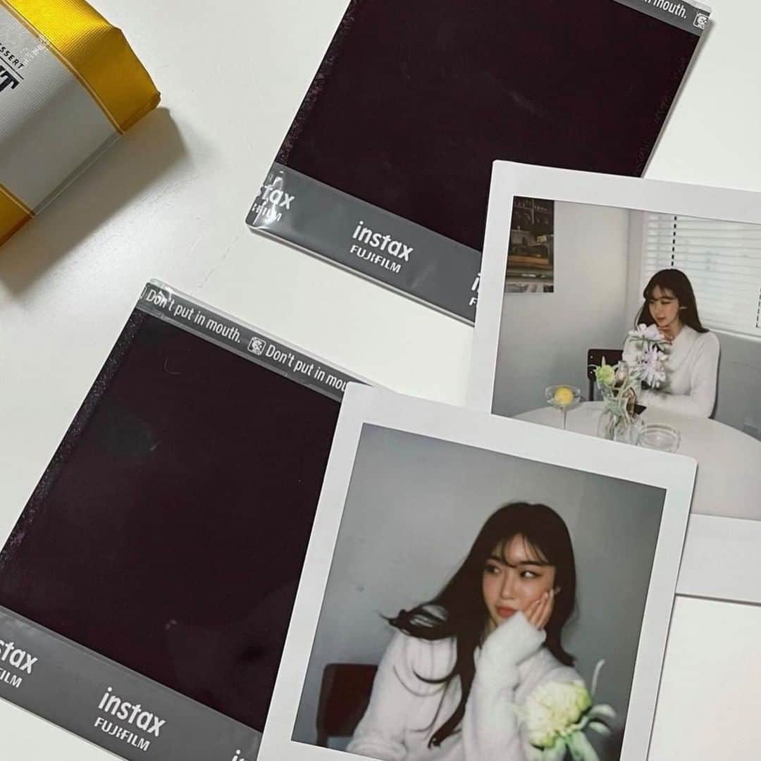 ハルハルさんのインスタグラム写真 - (ハルハルInstagram)「インスタントカメラブームの火付け役📷 #instax ♡  あんにょんー！ ハルハル編集部のayuです🥑  今日は韓国女子にずーっと人気なinstaxを紹介します💕  日本でもハマってる人はいると思うけど instax、とにかく韓国女子に大人気！  スマホで撮る写真もいいけど チェキは特別感が増していいですよね🌷  色々なデザインがあるのも嬉しいポイント✩⡱  韓国女子の間では定番のminiと 最近出たSQUARE SQ1が人気みたいです♡  チェキアルバムを作るのも楽しそう〜！  気になった人はぜひチェックしてみてね💕  ┈┈┈┈┈┈┈┈┈┈┈┈┈┈┈┈┈┈┈﻿  今回の可愛いお写真は、﻿ 以下の方からお借りしています♡﻿ ‌﻿ Thanks for… ‌﻿  @haeminik 님 @you_vely1 님 @se2ize 님 @ckk_pic さま @1ddeng2 님 @realsoyoung 님  ┈┈┈┈┈┈┈┈┈┈┈┈┈┈┈┈┈┈┈  #ハルスタ や #ハルハル をタグ付けしていただくと、 ハルハルの記事やInstagramに投稿させていただくために ハルハルからご連絡させていただく場合がございます  #하루스타 #하루하루 를 태그하시면 하루하루의 기사와 인스타그램에서 사용할 경우가 있습니다. 사용하기 전에 하루하루로부터 연락을 드리겠습니다.  ┈┈┈┈┈┈┈┈┈┈┈┈┈┈┈┈┈┈┈  #韓国 #韓国情報 #チェキ #エモい #エモい写真 #カメラ #カメラのある生活 #カメラ好きな人と繋がりたい #写ルンです #Kodak #インスタントカメラ #デジカメ #写ルンですのある生活 #推しのいる生活 #オタ活 #海外トレンド #jkブランド #アオハル #fjkの素敵な思い出 #instaxmini #インスタックス #インスタックスミニ #instaxsquare #写ルンです女子」2月28日 17時00分 - haruharu_furyu