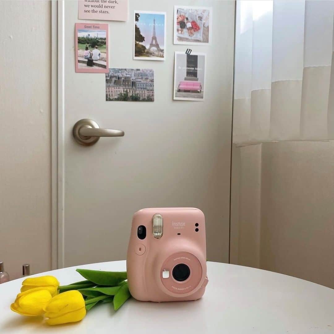 ハルハルさんのインスタグラム写真 - (ハルハルInstagram)「インスタントカメラブームの火付け役📷 #instax ♡  あんにょんー！ ハルハル編集部のayuです🥑  今日は韓国女子にずーっと人気なinstaxを紹介します💕  日本でもハマってる人はいると思うけど instax、とにかく韓国女子に大人気！  スマホで撮る写真もいいけど チェキは特別感が増していいですよね🌷  色々なデザインがあるのも嬉しいポイント✩⡱  韓国女子の間では定番のminiと 最近出たSQUARE SQ1が人気みたいです♡  チェキアルバムを作るのも楽しそう〜！  気になった人はぜひチェックしてみてね💕  ┈┈┈┈┈┈┈┈┈┈┈┈┈┈┈┈┈┈┈﻿  今回の可愛いお写真は、﻿ 以下の方からお借りしています♡﻿ ‌﻿ Thanks for… ‌﻿  @haeminik 님 @you_vely1 님 @se2ize 님 @ckk_pic さま @1ddeng2 님 @realsoyoung 님  ┈┈┈┈┈┈┈┈┈┈┈┈┈┈┈┈┈┈┈  #ハルスタ や #ハルハル をタグ付けしていただくと、 ハルハルの記事やInstagramに投稿させていただくために ハルハルからご連絡させていただく場合がございます  #하루스타 #하루하루 를 태그하시면 하루하루의 기사와 인스타그램에서 사용할 경우가 있습니다. 사용하기 전에 하루하루로부터 연락을 드리겠습니다.  ┈┈┈┈┈┈┈┈┈┈┈┈┈┈┈┈┈┈┈  #韓国 #韓国情報 #チェキ #エモい #エモい写真 #カメラ #カメラのある生活 #カメラ好きな人と繋がりたい #写ルンです #Kodak #インスタントカメラ #デジカメ #写ルンですのある生活 #推しのいる生活 #オタ活 #海外トレンド #jkブランド #アオハル #fjkの素敵な思い出 #instaxmini #インスタックス #インスタックスミニ #instaxsquare #写ルンです女子」2月28日 17時00分 - haruharu_furyu