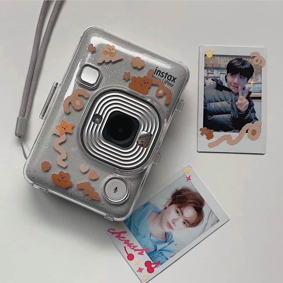 ハルハルさんのインスタグラム写真 - (ハルハルInstagram)「インスタントカメラブームの火付け役📷 #instax ♡  あんにょんー！ ハルハル編集部のayuです🥑  今日は韓国女子にずーっと人気なinstaxを紹介します💕  日本でもハマってる人はいると思うけど instax、とにかく韓国女子に大人気！  スマホで撮る写真もいいけど チェキは特別感が増していいですよね🌷  色々なデザインがあるのも嬉しいポイント✩⡱  韓国女子の間では定番のminiと 最近出たSQUARE SQ1が人気みたいです♡  チェキアルバムを作るのも楽しそう〜！  気になった人はぜひチェックしてみてね💕  ┈┈┈┈┈┈┈┈┈┈┈┈┈┈┈┈┈┈┈﻿  今回の可愛いお写真は、﻿ 以下の方からお借りしています♡﻿ ‌﻿ Thanks for… ‌﻿  @haeminik 님 @you_vely1 님 @se2ize 님 @ckk_pic さま @1ddeng2 님 @realsoyoung 님  ┈┈┈┈┈┈┈┈┈┈┈┈┈┈┈┈┈┈┈  #ハルスタ や #ハルハル をタグ付けしていただくと、 ハルハルの記事やInstagramに投稿させていただくために ハルハルからご連絡させていただく場合がございます  #하루스타 #하루하루 를 태그하시면 하루하루의 기사와 인스타그램에서 사용할 경우가 있습니다. 사용하기 전에 하루하루로부터 연락을 드리겠습니다.  ┈┈┈┈┈┈┈┈┈┈┈┈┈┈┈┈┈┈┈  #韓国 #韓国情報 #チェキ #エモい #エモい写真 #カメラ #カメラのある生活 #カメラ好きな人と繋がりたい #写ルンです #Kodak #インスタントカメラ #デジカメ #写ルンですのある生活 #推しのいる生活 #オタ活 #海外トレンド #jkブランド #アオハル #fjkの素敵な思い出 #instaxmini #インスタックス #インスタックスミニ #instaxsquare #写ルンです女子」2月28日 17時00分 - haruharu_furyu