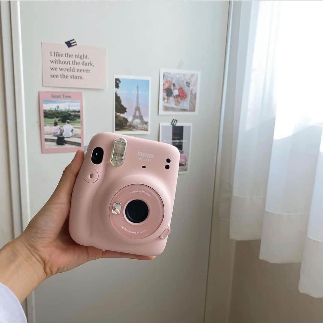 ハルハルのインスタグラム：「インスタントカメラブームの火付け役📷 #instax ♡  あんにょんー！ ハルハル編集部のayuです🥑  今日は韓国女子にずーっと人気なinstaxを紹介します💕  日本でもハマってる人はいると思うけど instax、とにかく韓国女子に大人気！  スマホで撮る写真もいいけど チェキは特別感が増していいですよね🌷  色々なデザインがあるのも嬉しいポイント✩⡱  韓国女子の間では定番のminiと 最近出たSQUARE SQ1が人気みたいです♡  チェキアルバムを作るのも楽しそう〜！  気になった人はぜひチェックしてみてね💕  ┈┈┈┈┈┈┈┈┈┈┈┈┈┈┈┈┈┈┈﻿  今回の可愛いお写真は、﻿ 以下の方からお借りしています♡﻿ ‌﻿ Thanks for… ‌﻿  @haeminik 님 @you_vely1 님 @se2ize 님 @ckk_pic さま @1ddeng2 님 @realsoyoung 님  ┈┈┈┈┈┈┈┈┈┈┈┈┈┈┈┈┈┈┈  #ハルスタ や #ハルハル をタグ付けしていただくと、 ハルハルの記事やInstagramに投稿させていただくために ハルハルからご連絡させていただく場合がございます  #하루스타 #하루하루 를 태그하시면 하루하루의 기사와 인스타그램에서 사용할 경우가 있습니다. 사용하기 전에 하루하루로부터 연락을 드리겠습니다.  ┈┈┈┈┈┈┈┈┈┈┈┈┈┈┈┈┈┈┈  #韓国 #韓国情報 #チェキ #エモい #エモい写真 #カメラ #カメラのある生活 #カメラ好きな人と繋がりたい #写ルンです #Kodak #インスタントカメラ #デジカメ #写ルンですのある生活 #推しのいる生活 #オタ活 #海外トレンド #jkブランド #アオハル #fjkの素敵な思い出 #instaxmini #インスタックス #インスタックスミニ #instaxsquare #写ルンです女子」