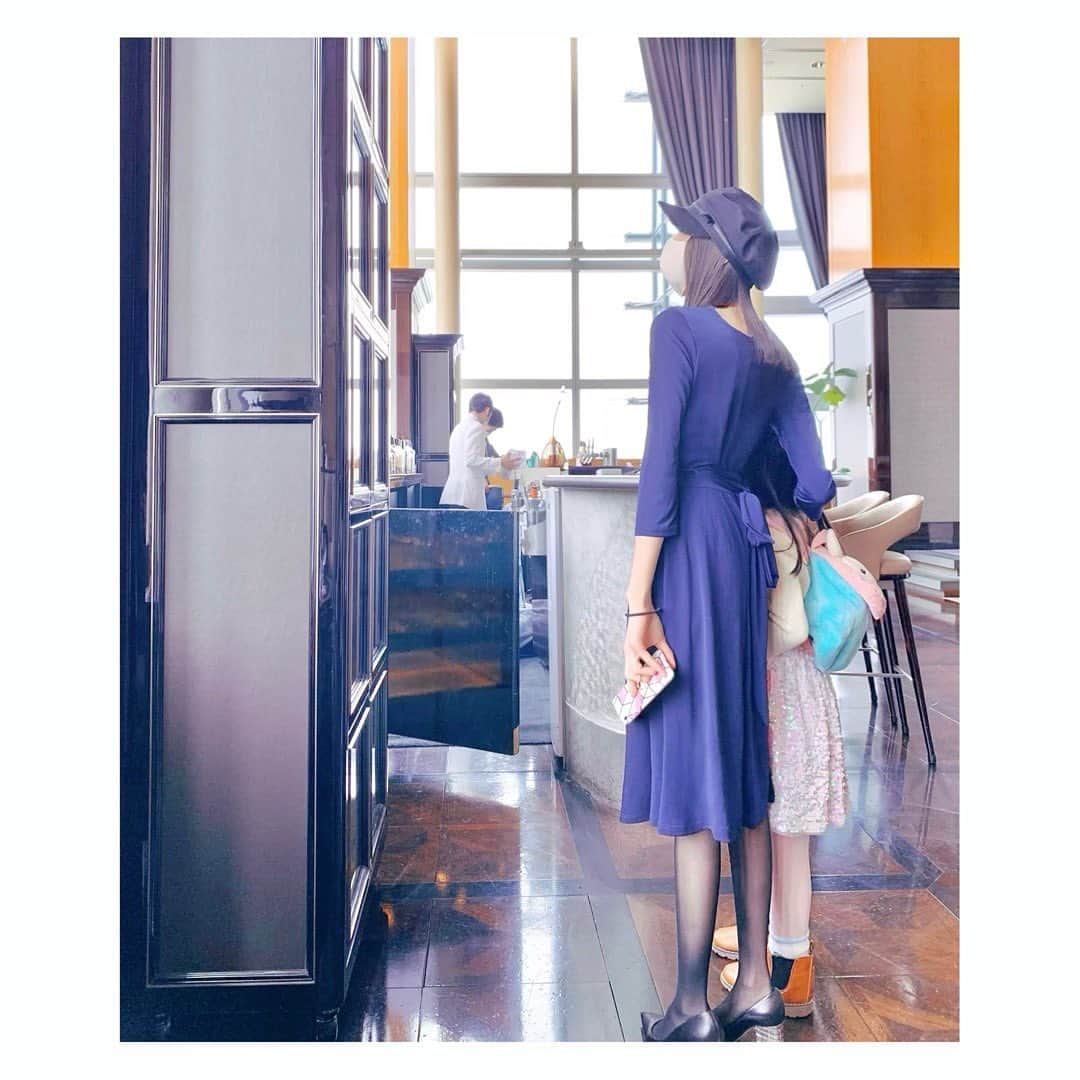 のインスタグラム：「娘と、お酒のボトルを見つめるの巻。  #軽井沢ウイスキー 気になる #親子」