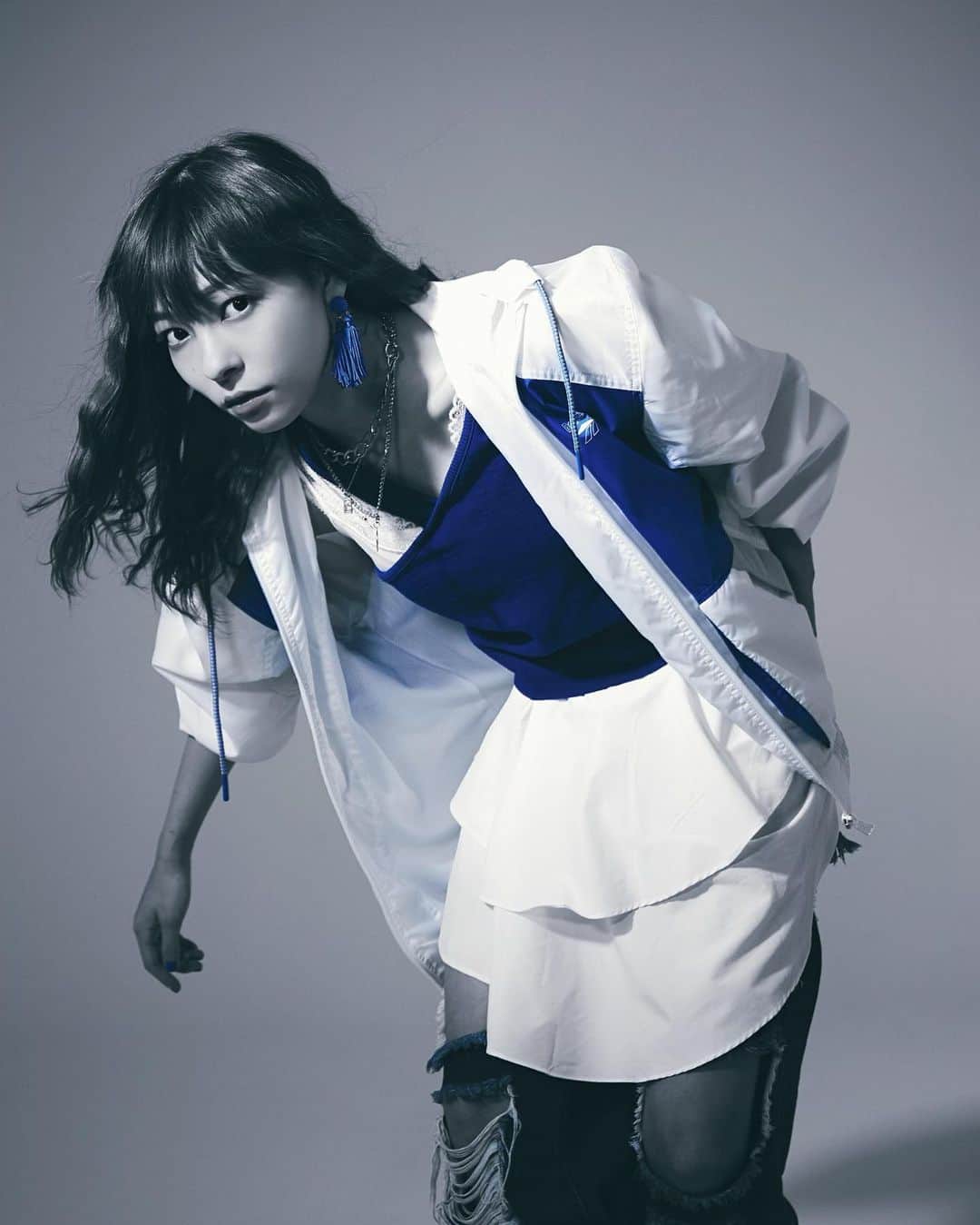 ジェニーのインスタグラム：「JENNI アー写も変えました。  撮影者 @kashii_____k さん  #青っぽくしたー！ #reebok のジャケット #めっちゃいいっしょ！ #靴も青のreebokの靴なの！ #映ってないけど #ネイルもピアスも青にしたの #正直白と青のアイライナー #入れればよかったなと後悔 #もっと上手に組まなきゃね #fashion #streetstyle  #streetfashion #ootd」