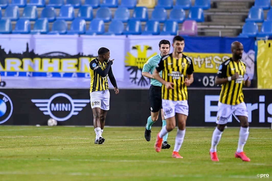 フィテッセさんのインスタグラム写真 - (フィテッセInstagram)「4-1 uit, 4-1 thuis, de stand is gelijk ⚖️  Laat dinsdag maar komen... 💪🏼🔥  #Vitesse #vitvvv #WijVoorJullieJullieVoorOns」2月28日 17時15分 - mijnvitesse