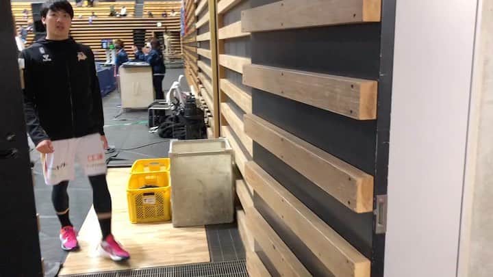 のインスタグラム：「選手退場です👊  みんないい表情ですね😆✨ キーナンはさすがのカメラアピール🎥😋 皆さんもグータッチしちゃいましょう👊🙌✨😆  #群馬クレインサンダーズ」