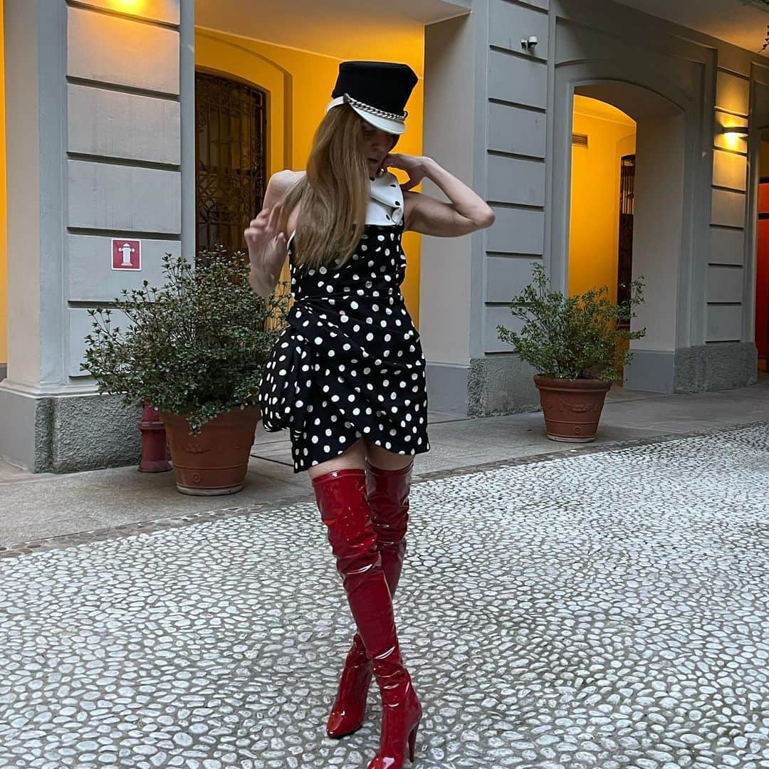 アンナ・デッロ・ルッソさんのインスタグラム写真 - (アンナ・デッロ・ルッソInstagram)「Sunday of Milan digital fashion week ❤️❤️❤️ #mfw2021 @ysl by @anthonyvaccarello dress&boots @coltorti_」2月28日 17時13分 - annadellorusso