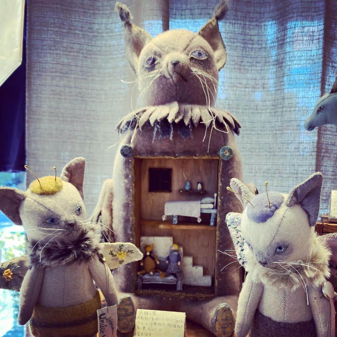 野本かりあのインスタグラム：「毎年恒例のネコトモ展に❣️ 今年も素敵な作品ばかりにゃ😼💖 いしかわ先生とも　　 久しぶりに会えた💫 #ネコトモ展2021」