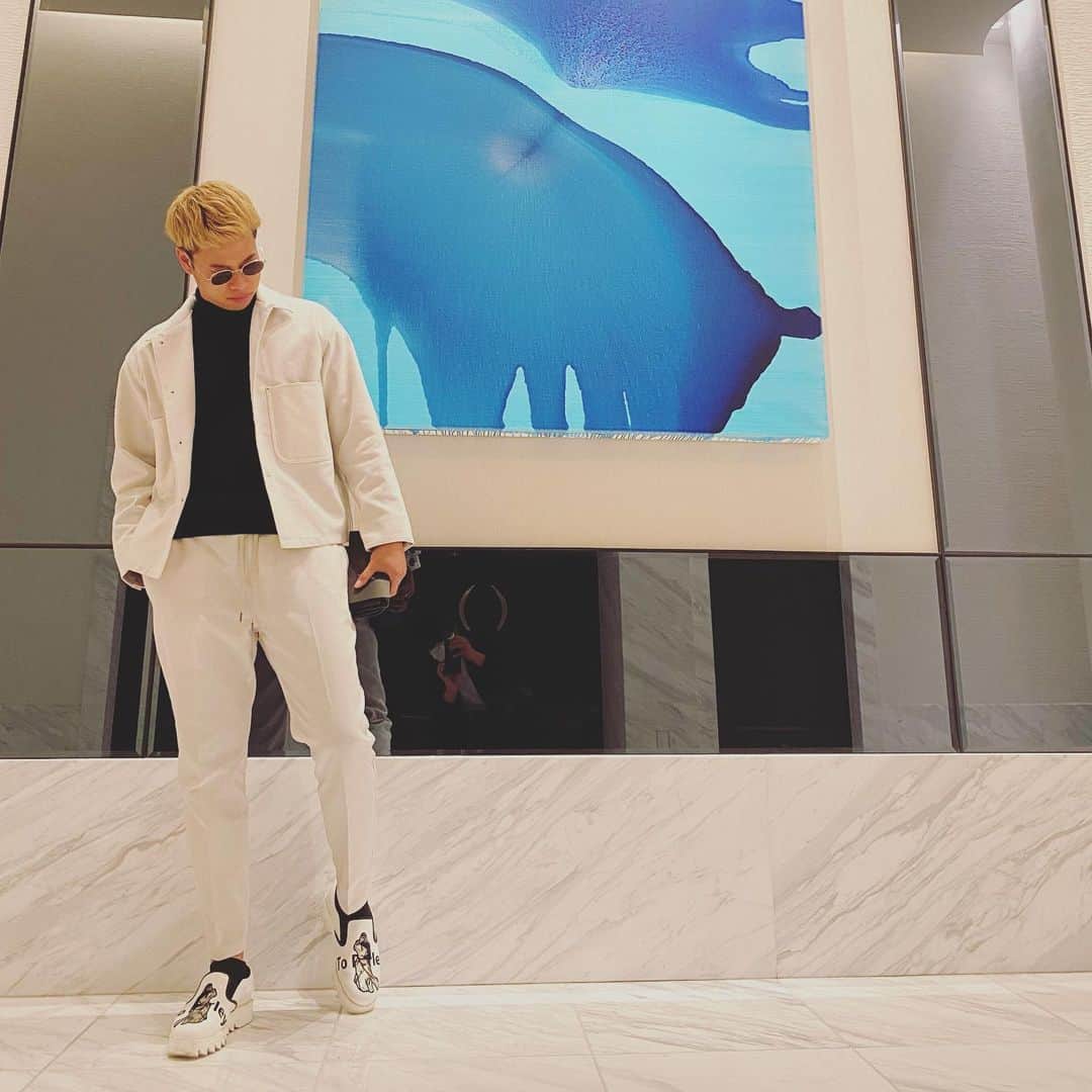 マキヒカのインスタグラム：「🤍🤍🤍 . #白すぎて黒 #ケイスケっす」