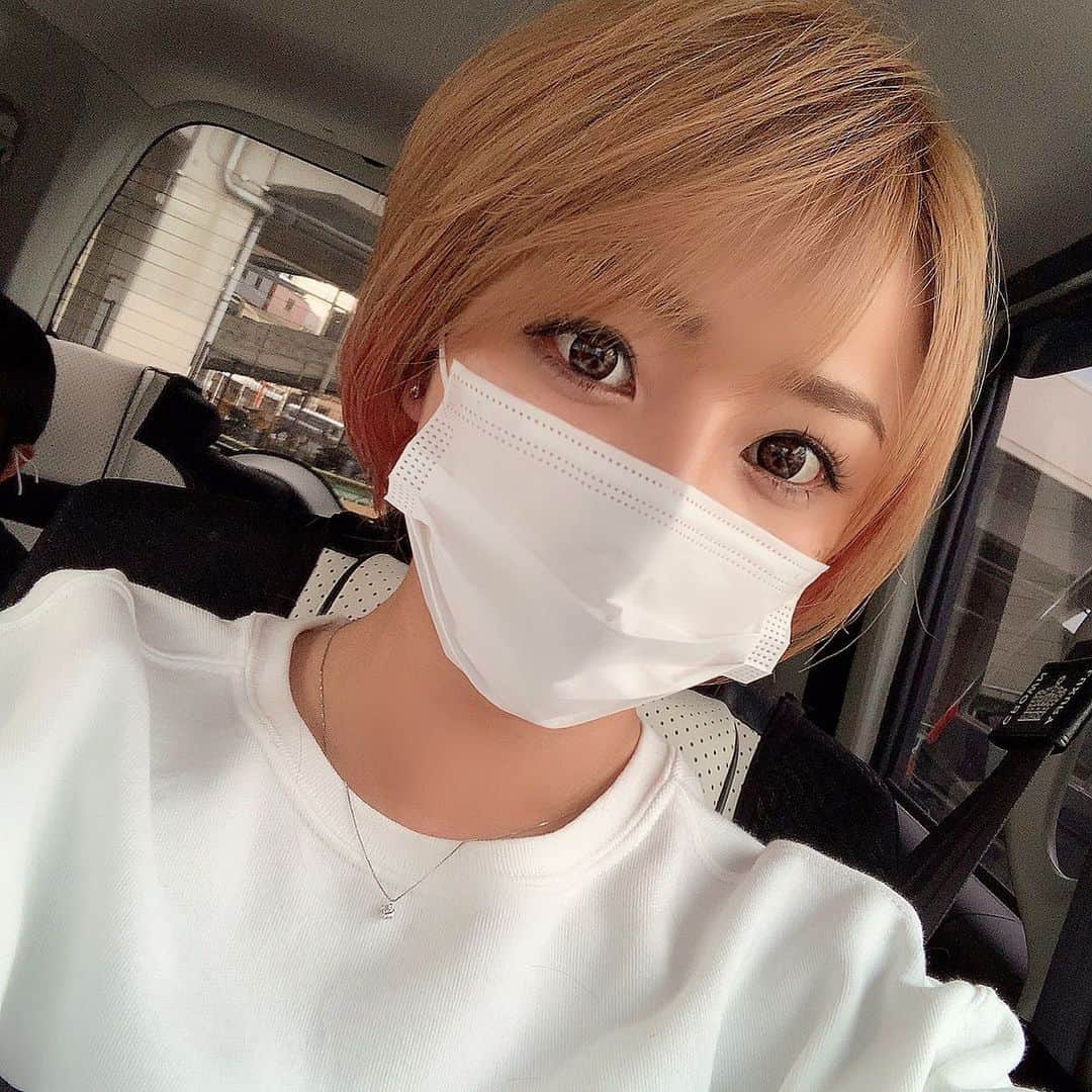 MII MAMAのインスタグラム：「. . . いめちぇん✂️したよ💇🏽‍♀️✨ 更に短くしてもらった🕺👍🏾 . こんなにショート人生初( ﾟдﾟ)ﾊｯ! ------------------------------------------ 🔎White Style mi mama 良かったらチャンネル登録お願いします🙇🏽‍♀️ #YouTube#ユーチューバー#主婦ユーチューバー#MIIMAMA##チャンネル登録お願いします#2児ママ#年子ママ#ホワイトインテリア#モノトーンインテリア#シンプルな暮らし#収納#ホワイト収納#イチナナ#イチナナライバー#専属ライバー#主婦ライバー」