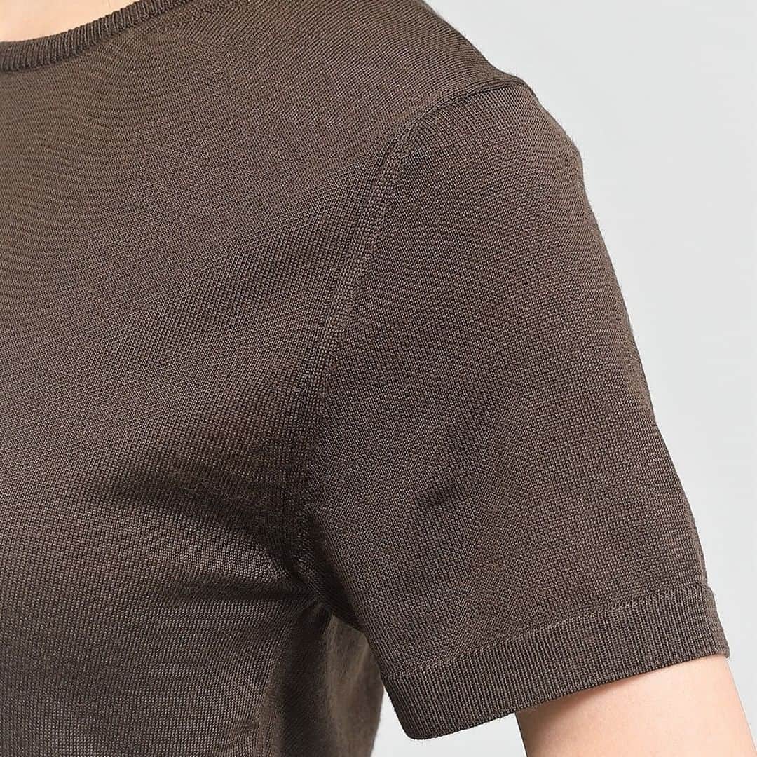 Factelier(ファクトリエ)さんのインスタグラム写真 - (Factelier(ファクトリエ)Instagram)「Tシャツ感覚で愛用したい。 チクチクしない、毛玉になりにくい、家で洗える。 ニット工場「川島」の「成型編み」が光る キレイめ半袖クルーネック。  ▼カラー：ブラウン、エクリュ、ブラックの3種類 . ー語れるもので日々を豊かにー ファクトリエはメイドインジャパンの工場直結ファッションブランドです。 職人の情熱と最高の技術がつまった、人に語りたくなるものを長く大切に使ってもらいたい、そんな想いと共に語れる本物をお届けします。  ⇓アカウントはこちら⇓ @factelier . . #ファクトリエ #factelier #メイドインジャパン #日本製 #ベーシックコーデ #シンプルファッション #シンプルコーディネート #大人コーディネート #大人ファッション #大人スタイル #大人カジュアルスタイル #きれいめファッション #きれいめカジュアル #きれいめスタイル #ハイゲージニット #レディスニット #knit #半袖 #上質ニット #成型編み #五泉ニット #イージーケア #ニットtシャツ  #ベーシックニット #半袖ニット #作り手 #ファクトリーブランド #良いものを長く #クラフトマンシップ #語れるもので日々を豊かに」2月28日 17時27分 - factelier