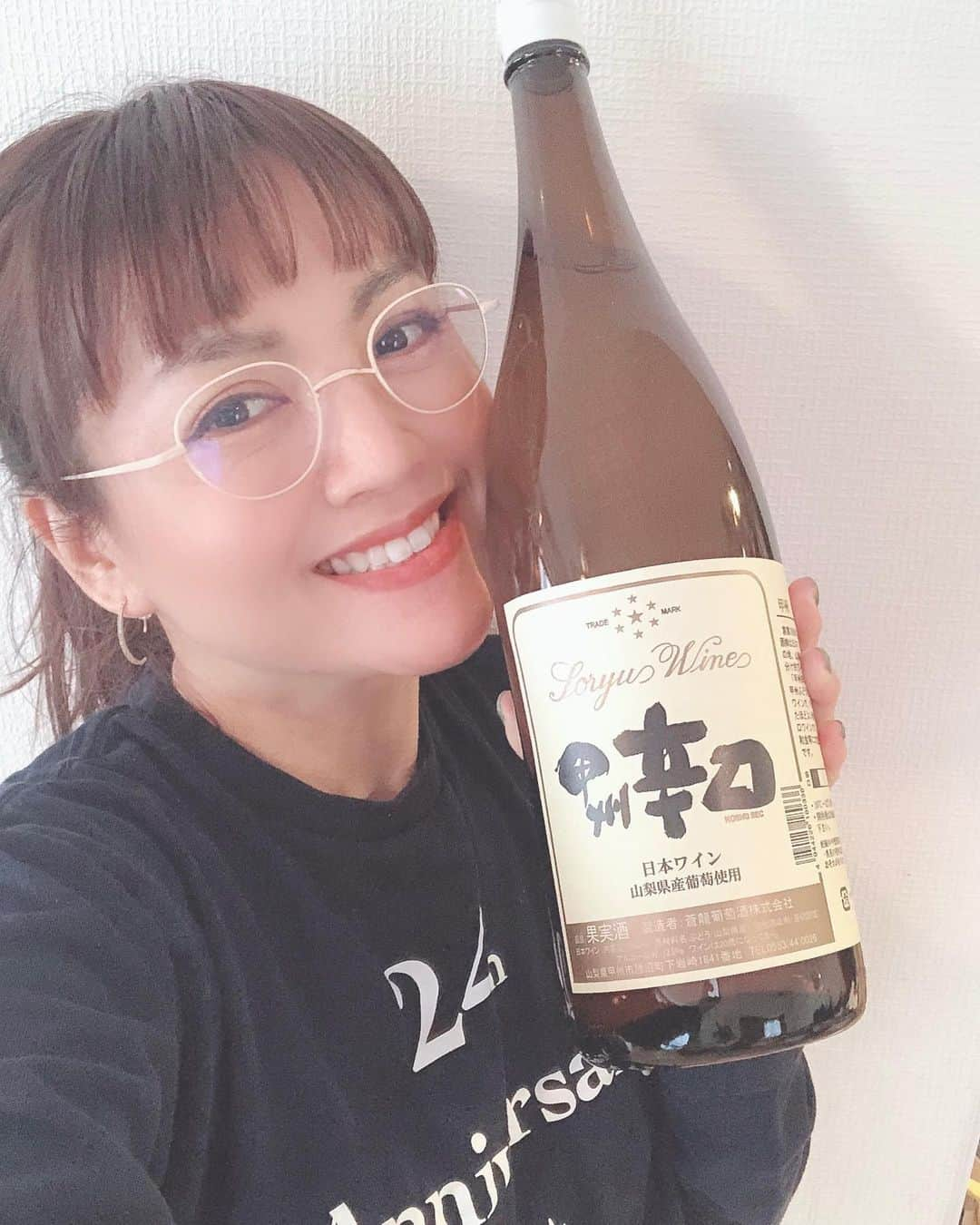 松澤由美さんのインスタグラム写真 - (松澤由美Instagram)「Ola💗  Este é o meu vinho branco preferido.  Vou beber vinho esta noite.  This is my favorite white wine.  I'll drink wine tonight.  一升瓶のワインは  山梨、甲府ワインならでは？  すごーい量で💗  飲みがいのあるワインです💗  楽しみ💗 デイリーワインに最高です💗  #yumimatsuzawa #松澤由美  #singer  #singerlife  #oscavaleirosdozodiaco  #聖闘士星矢  #機動戦艦ナデシコ #ひぐらしのなく頃に  #幻想マネージュ  #ロボティクスノーツダッシュ #アニソン #アニソンカバーアルバム #アニソンカバーアルバム発売決定 #松澤由美アニソンカバーアルバム #松澤由美のアニソンフラッグ #アニフラ #アニメ #アニメ好きと繋がりたい #youtube #youtuber #youtubechanel」2月28日 17時29分 - yumimatsuzawa